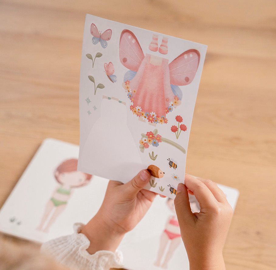 Enfant jouant avec le livre d'habillage Rosa & Friends Little Dutch