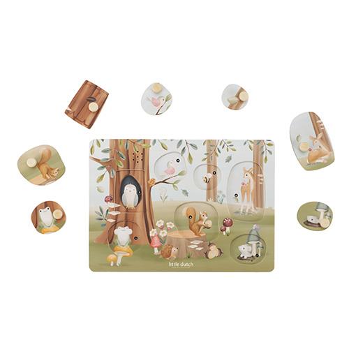 Enfant jouant avec le puzzle sonore Forest Friends