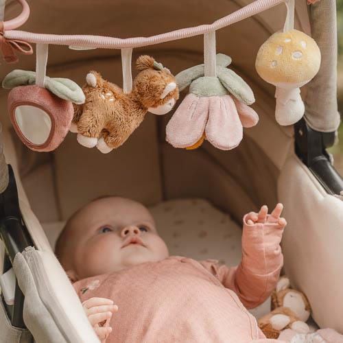 Bébé jouant avec la chaîne d'activités Fairy Garden