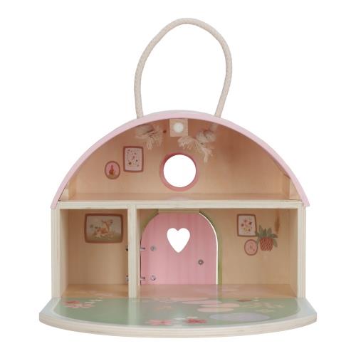 Enfant jouant avec la maison de fée Fairy Garden