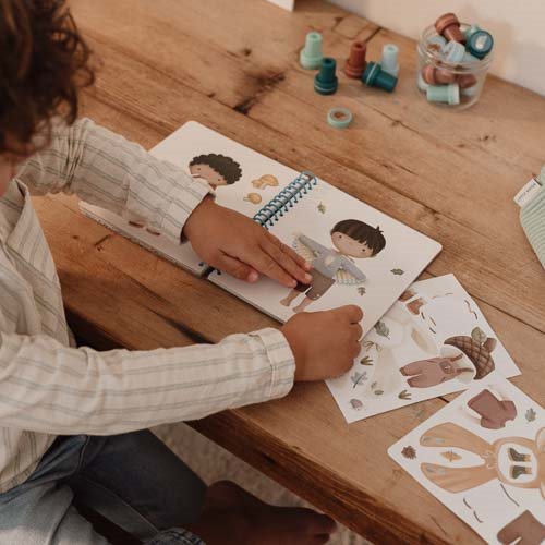 Enfant jouant avec le livre d'habillage Jim & Friends Little Dutch