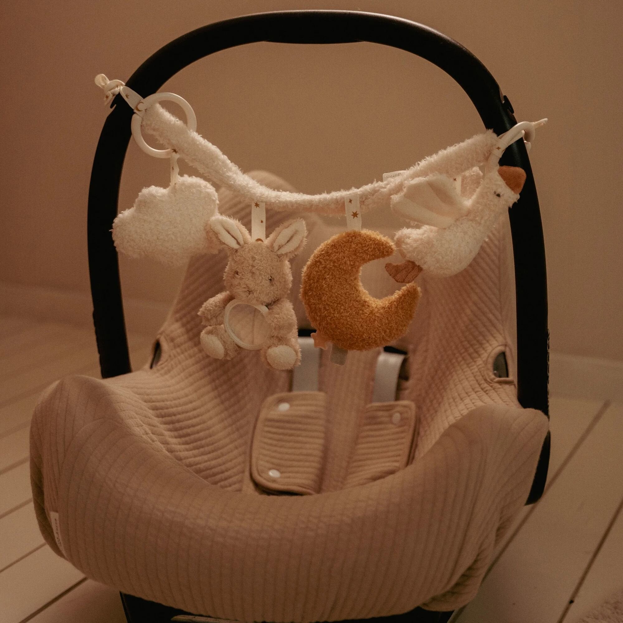 Bébé jouant avec la chaîne d'activités Newborn Little Dutch