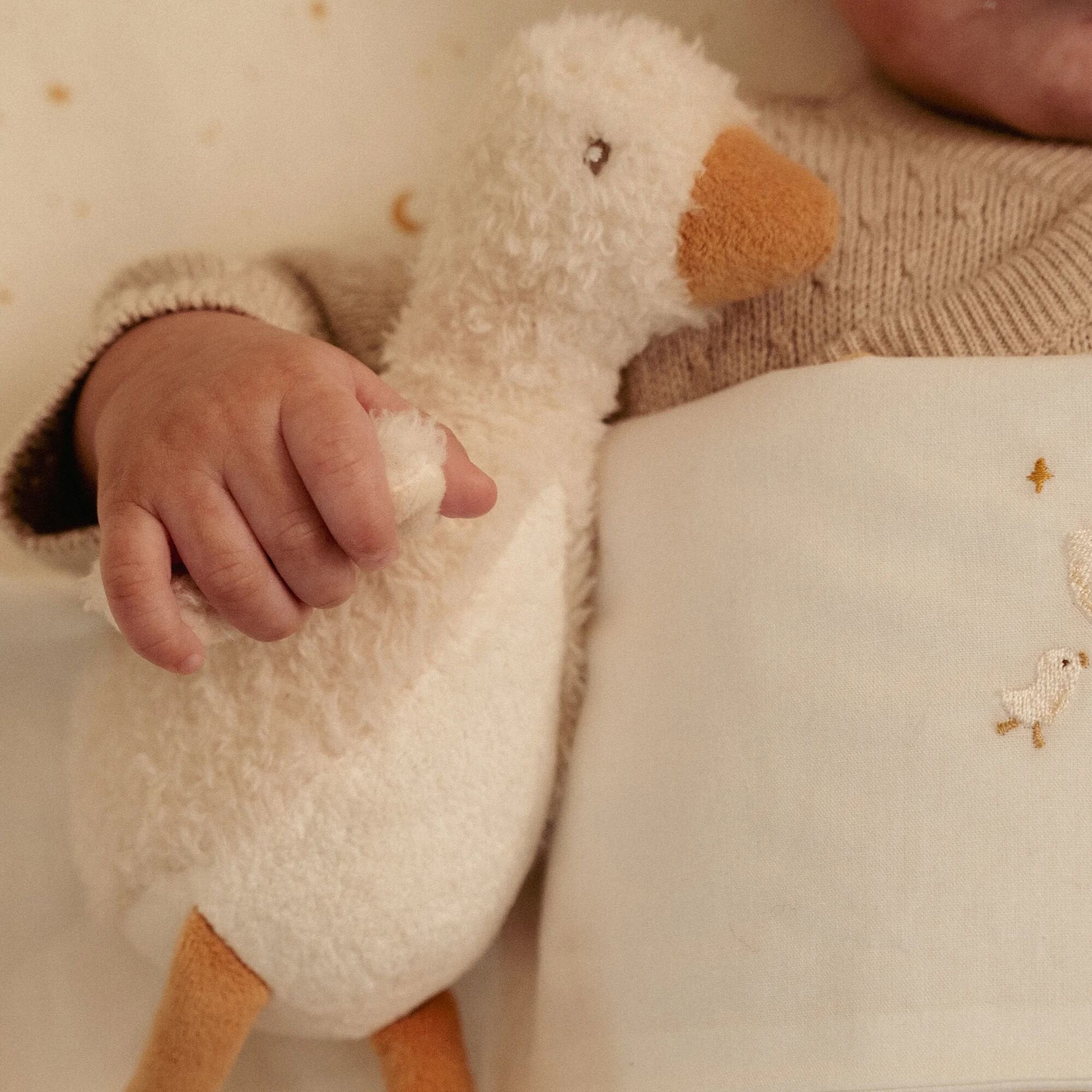 Peluche oie Little Goose, ambiance chambre bébé