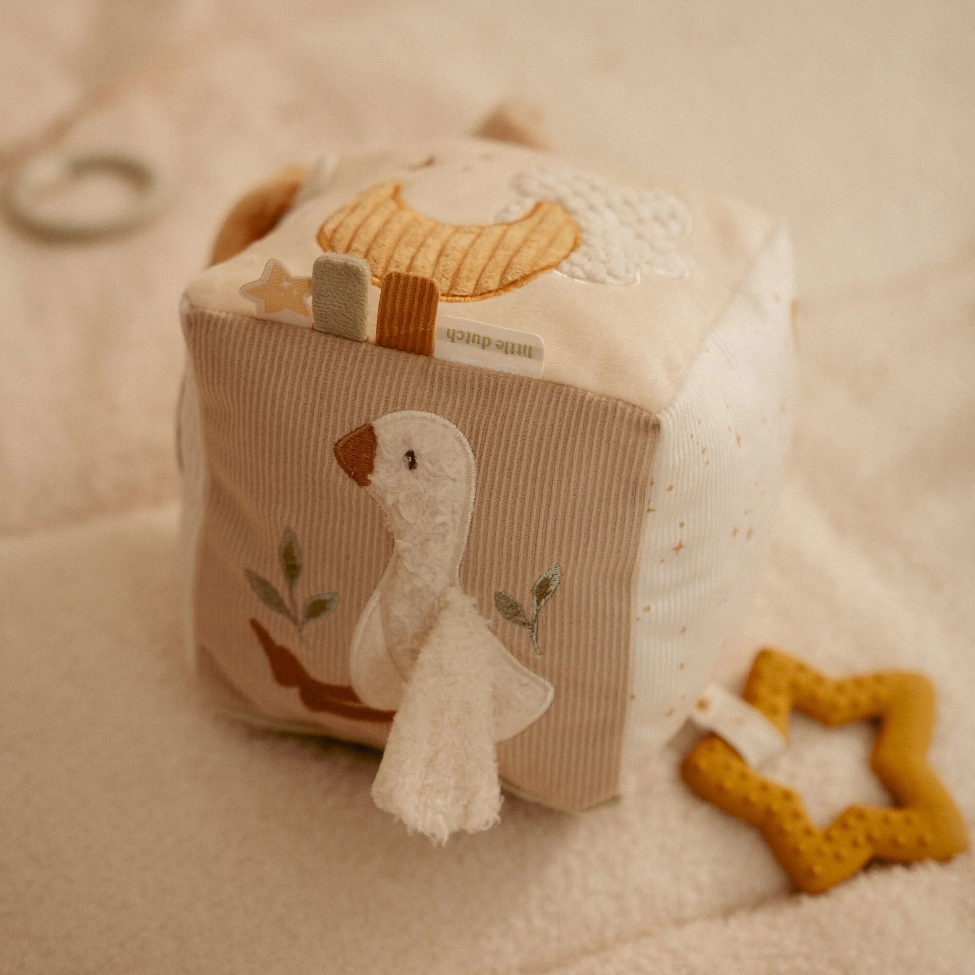 Cube d'éveil en tissu Newborn Naturals, détail des faces