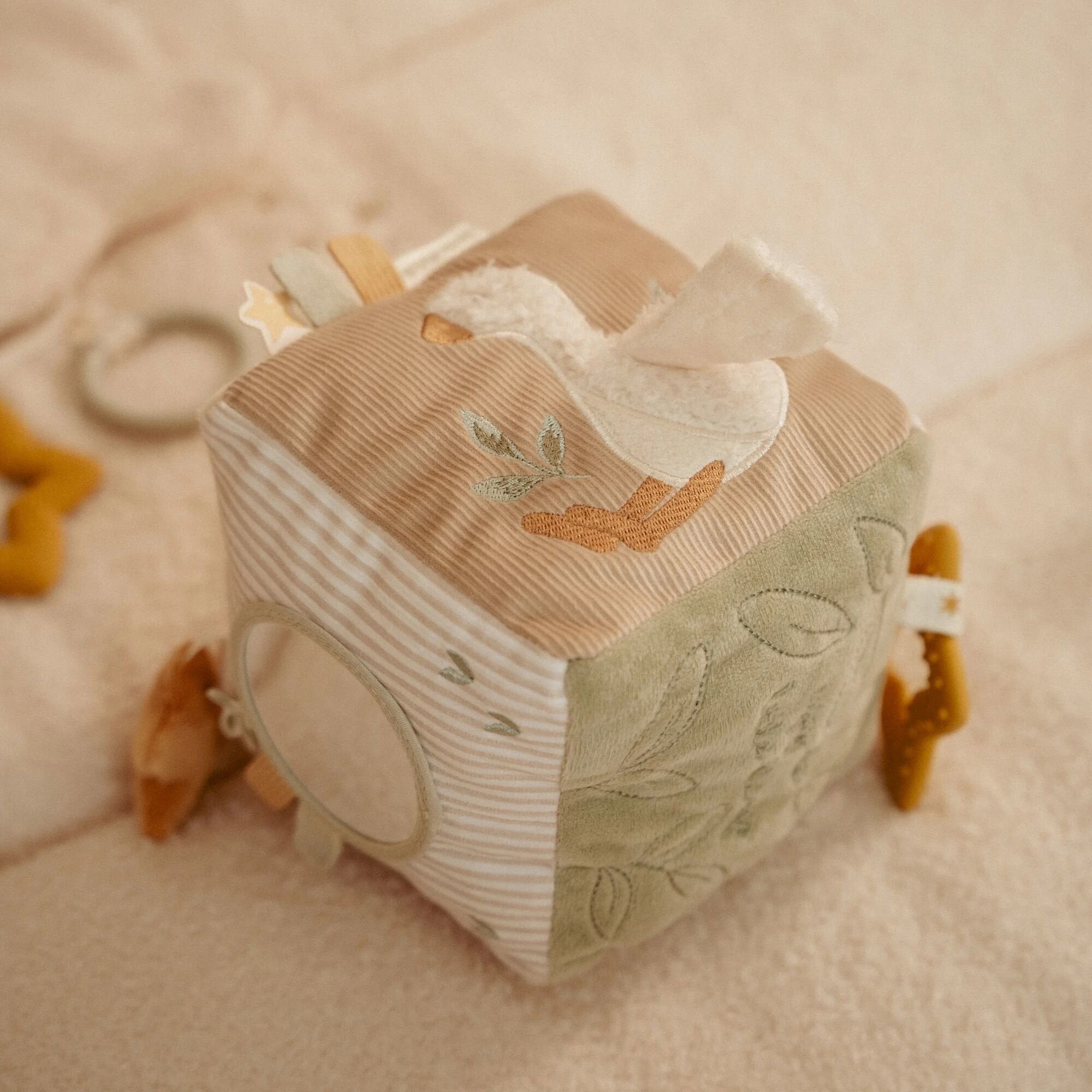 Cube d'activités en tissu Newborn, vue rapprochée