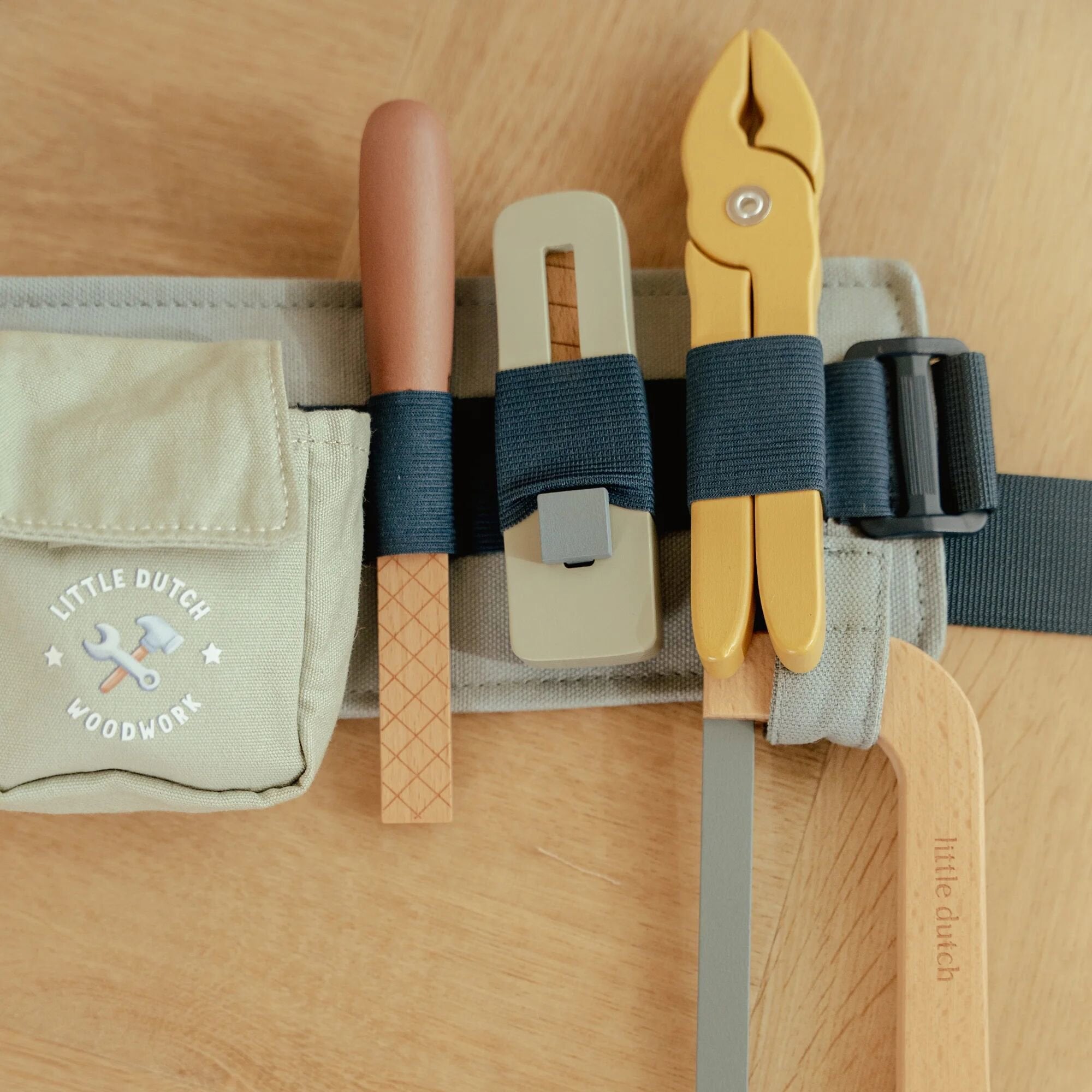Petit bricoleur avec la ceinture à outils Little Dutch