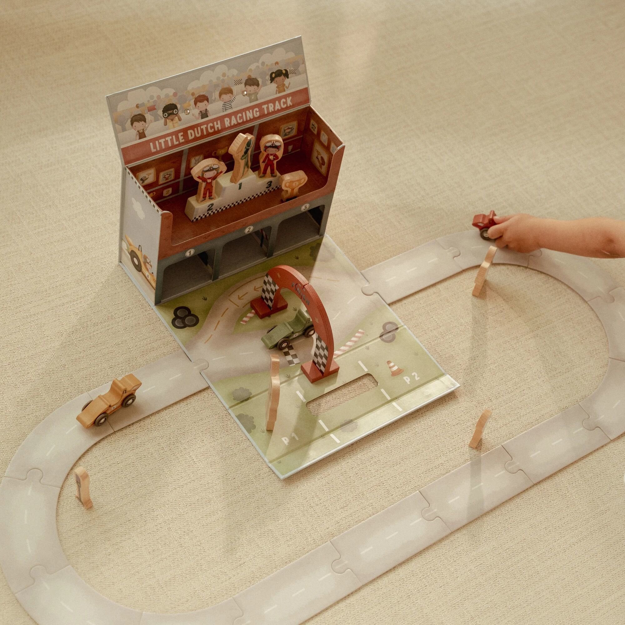 Enfant jouant avec le circuit de course Little Dutch