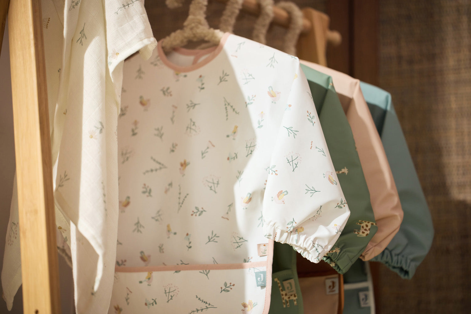 Enfant portant le bavoir Jungle Jambo