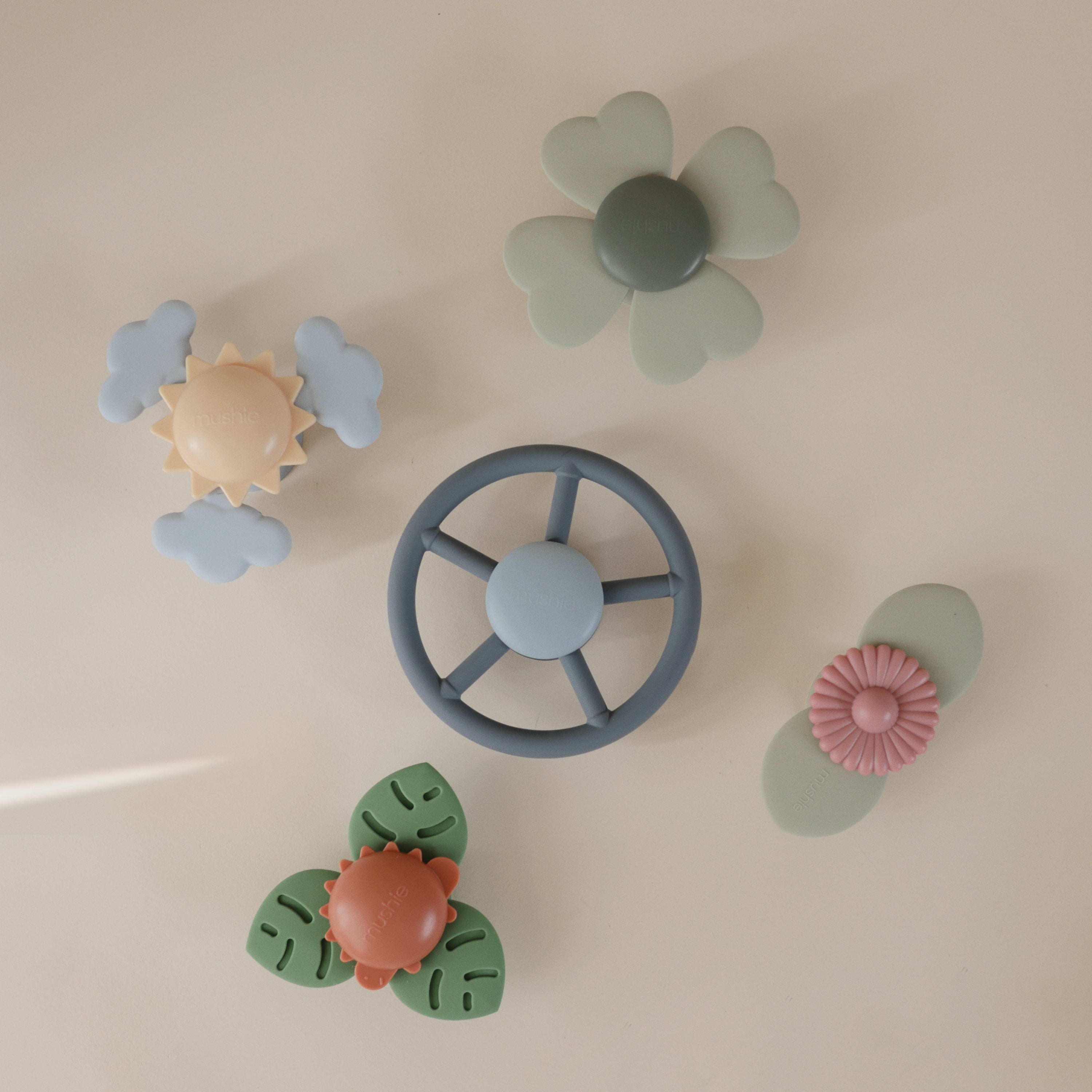 Toupies à ventouse Mushie aux teintes pastel