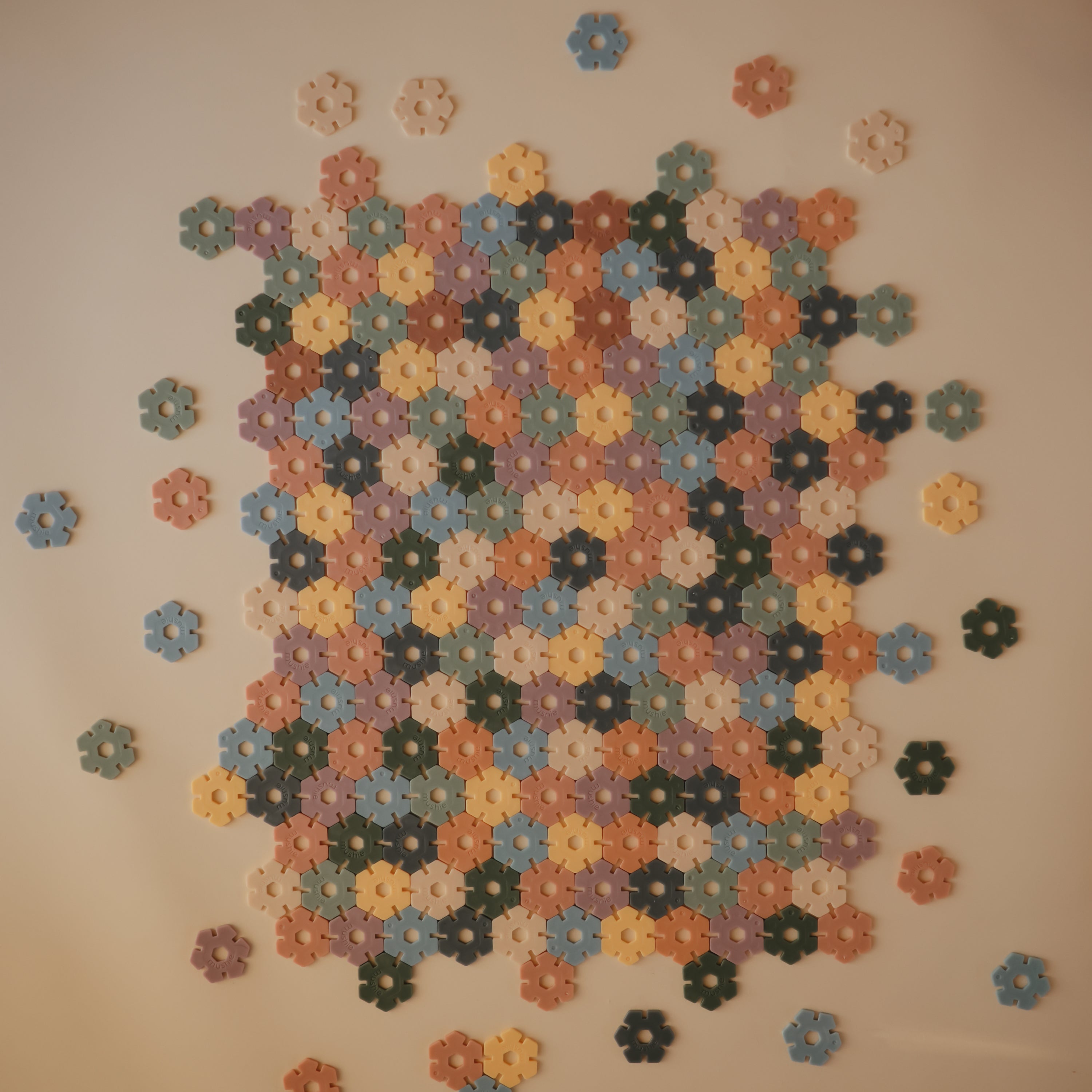 Mosaïque de pièces Hex Connect Mushie aux couleurs assorties