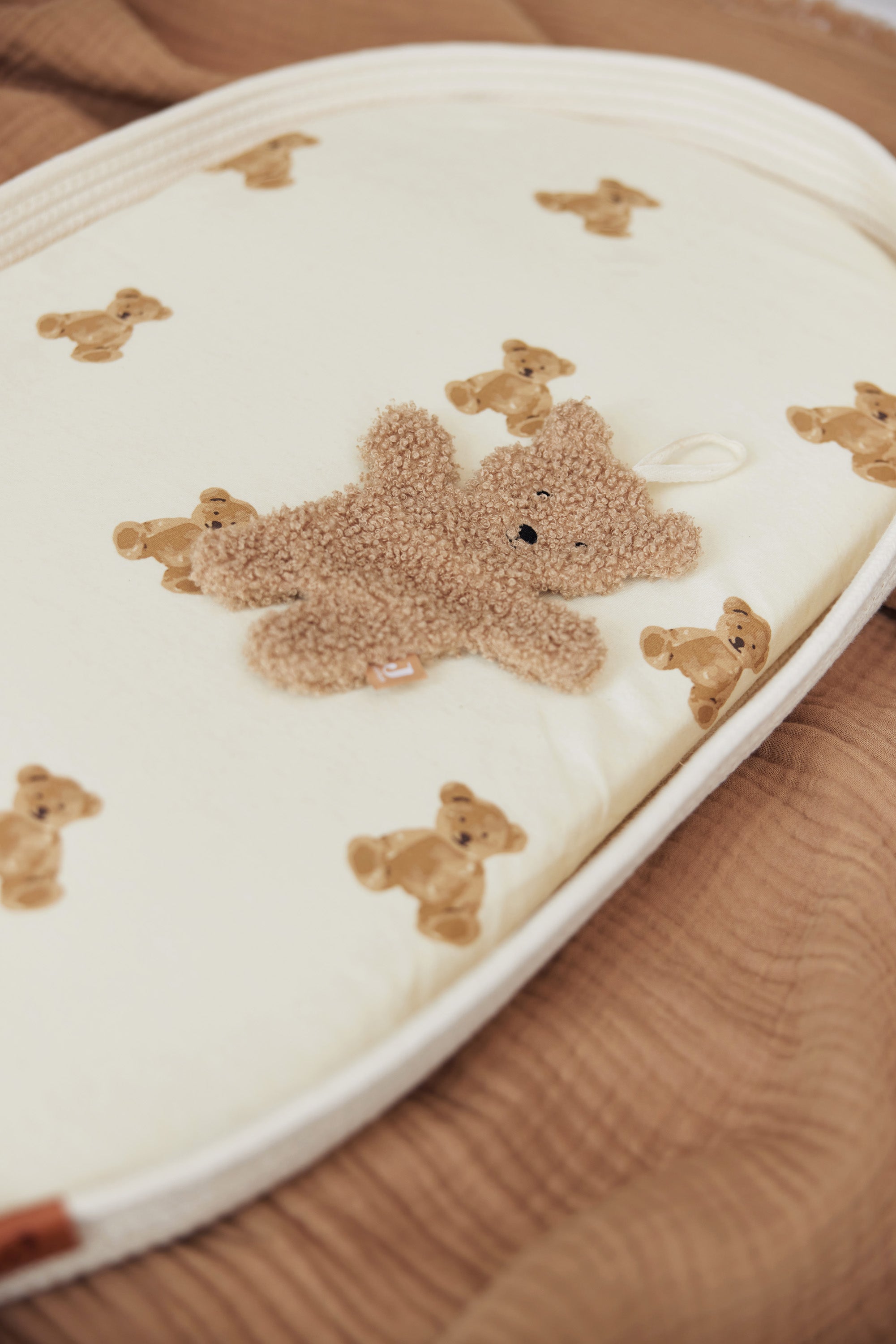 Bébé avec l'attache sucette ourson Biscuit Jollein