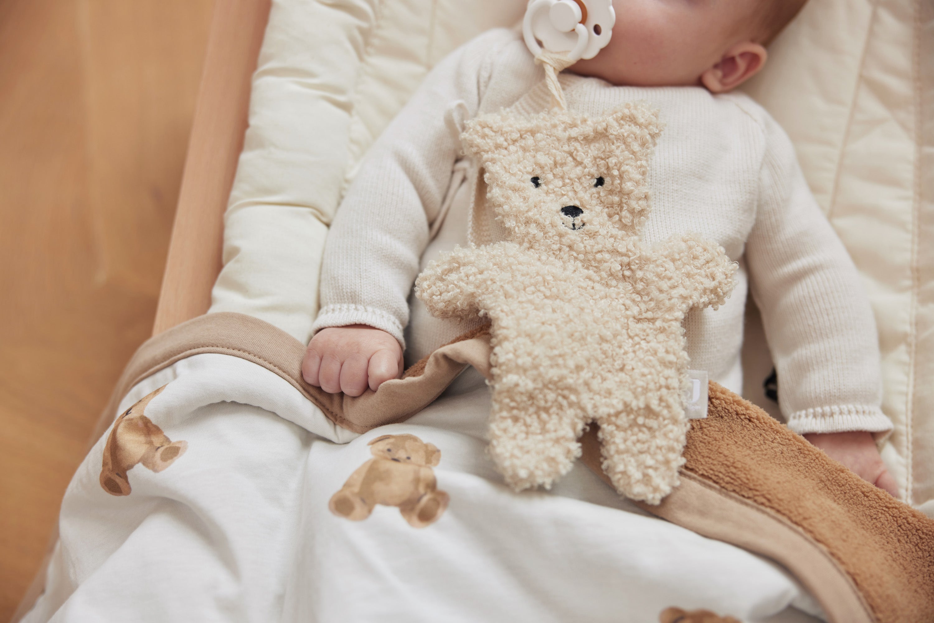 Bébé avec l'attache sucette ourson Jollein