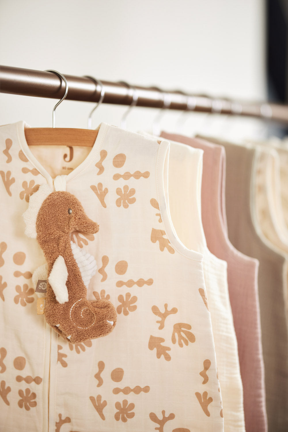 Bébé avec l'attache sucette hippocampe Jollein
