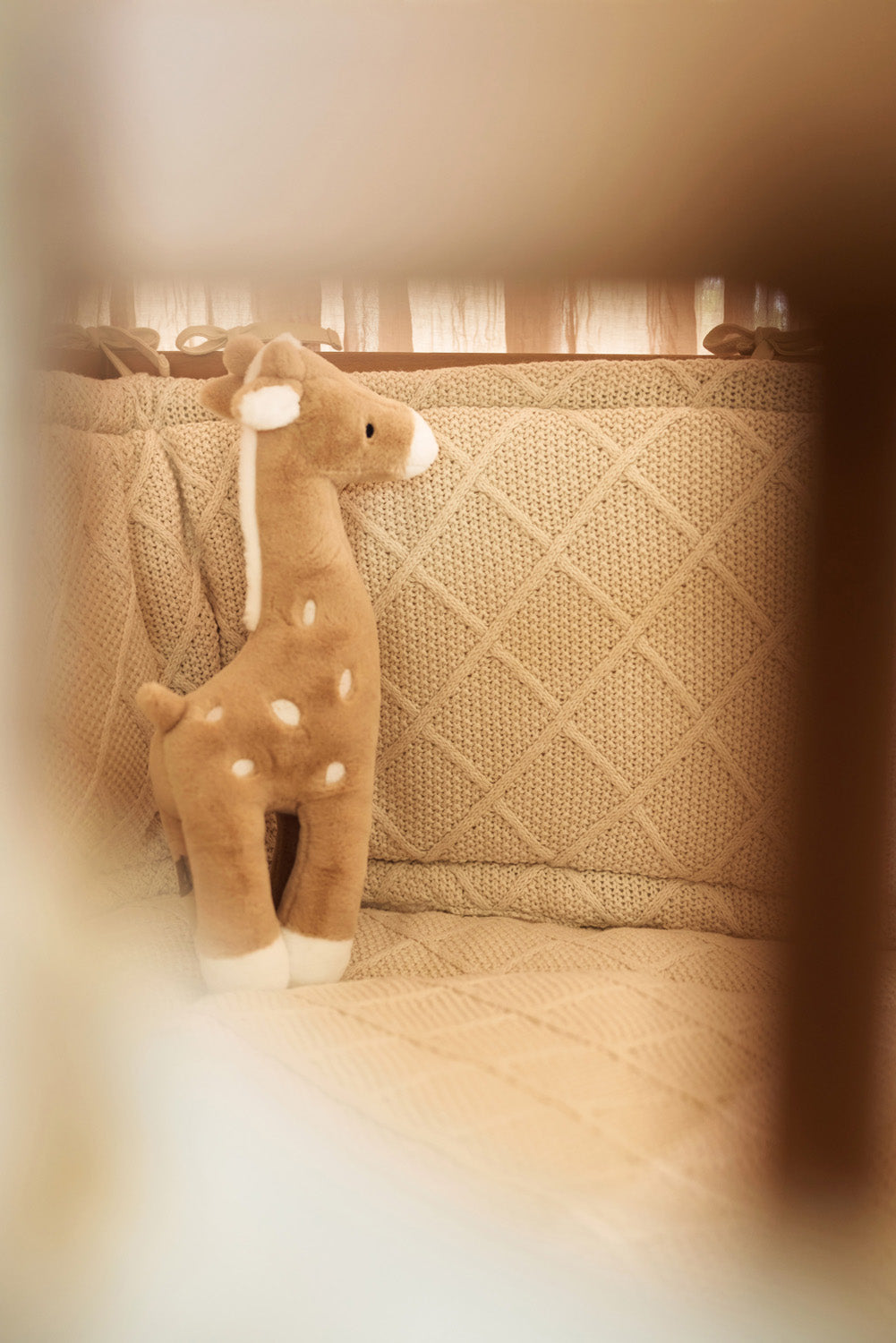 Peluche girafe dans une chambre d'enfant