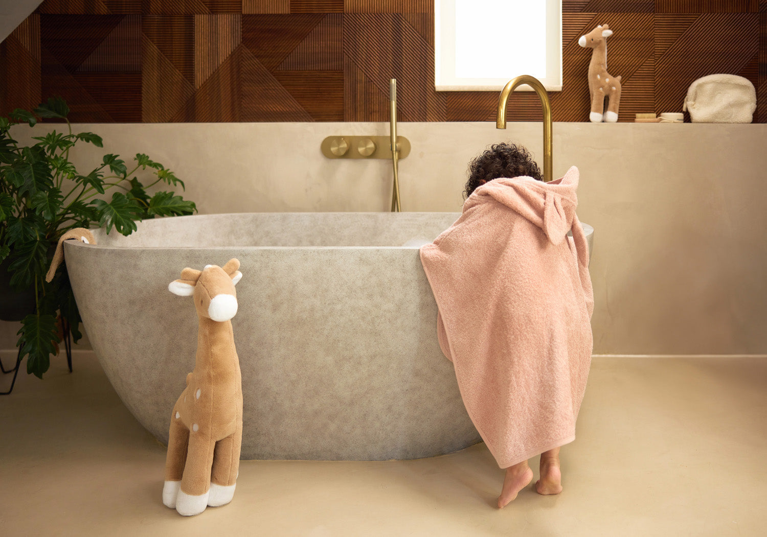 Enfant avec la peluche girafe Jollein