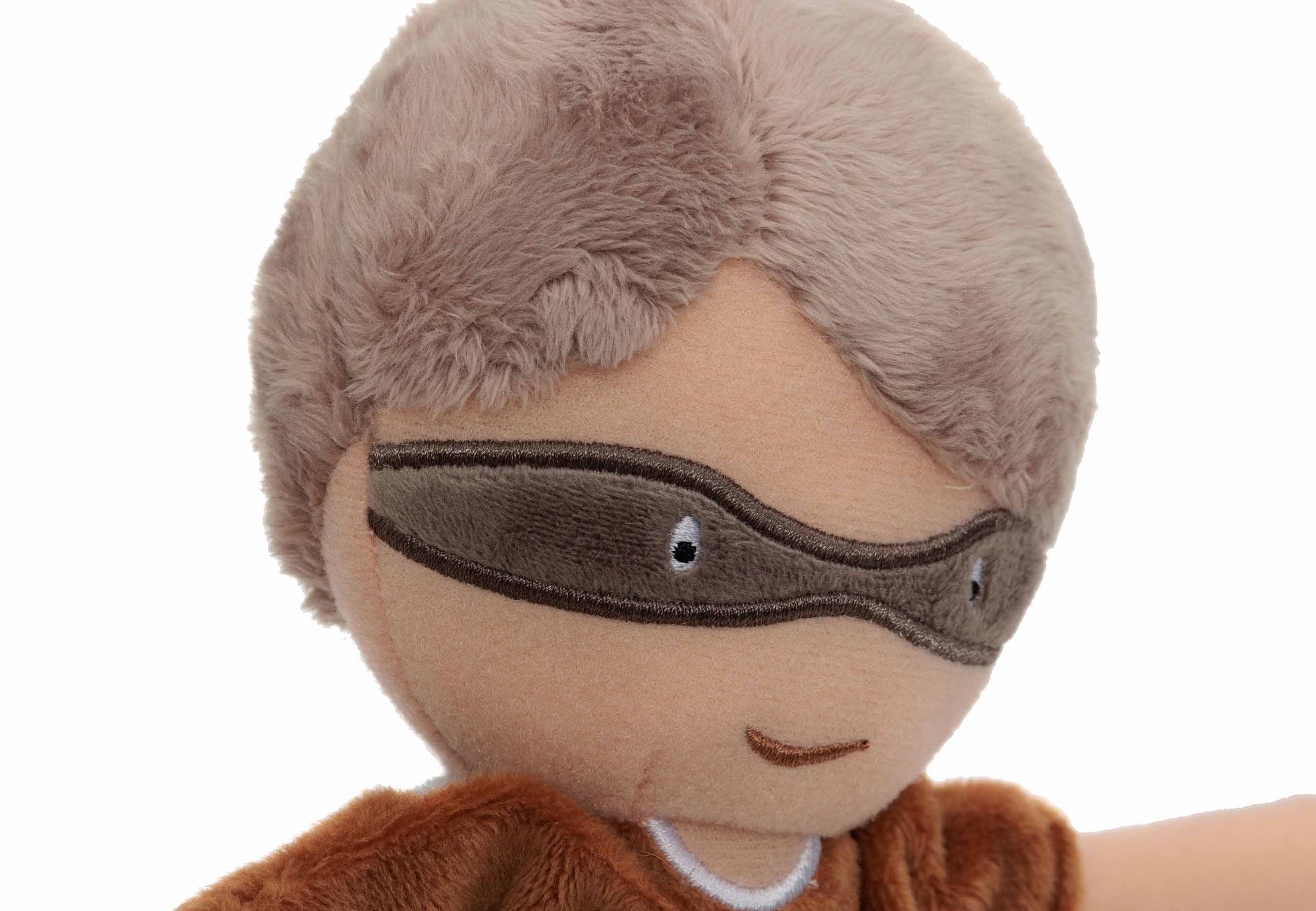 Enfant jouant avec la peluche Dave Jollein