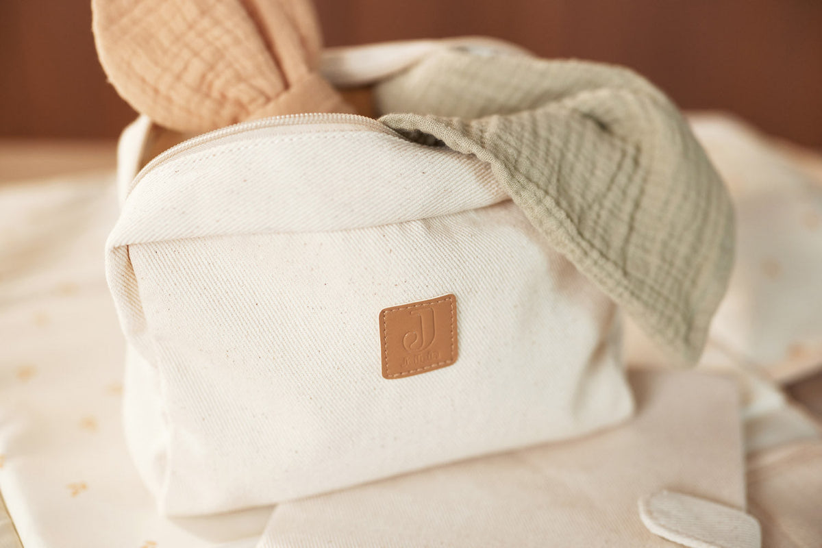 Produits de soin bébé rangés dans la trousse Twill