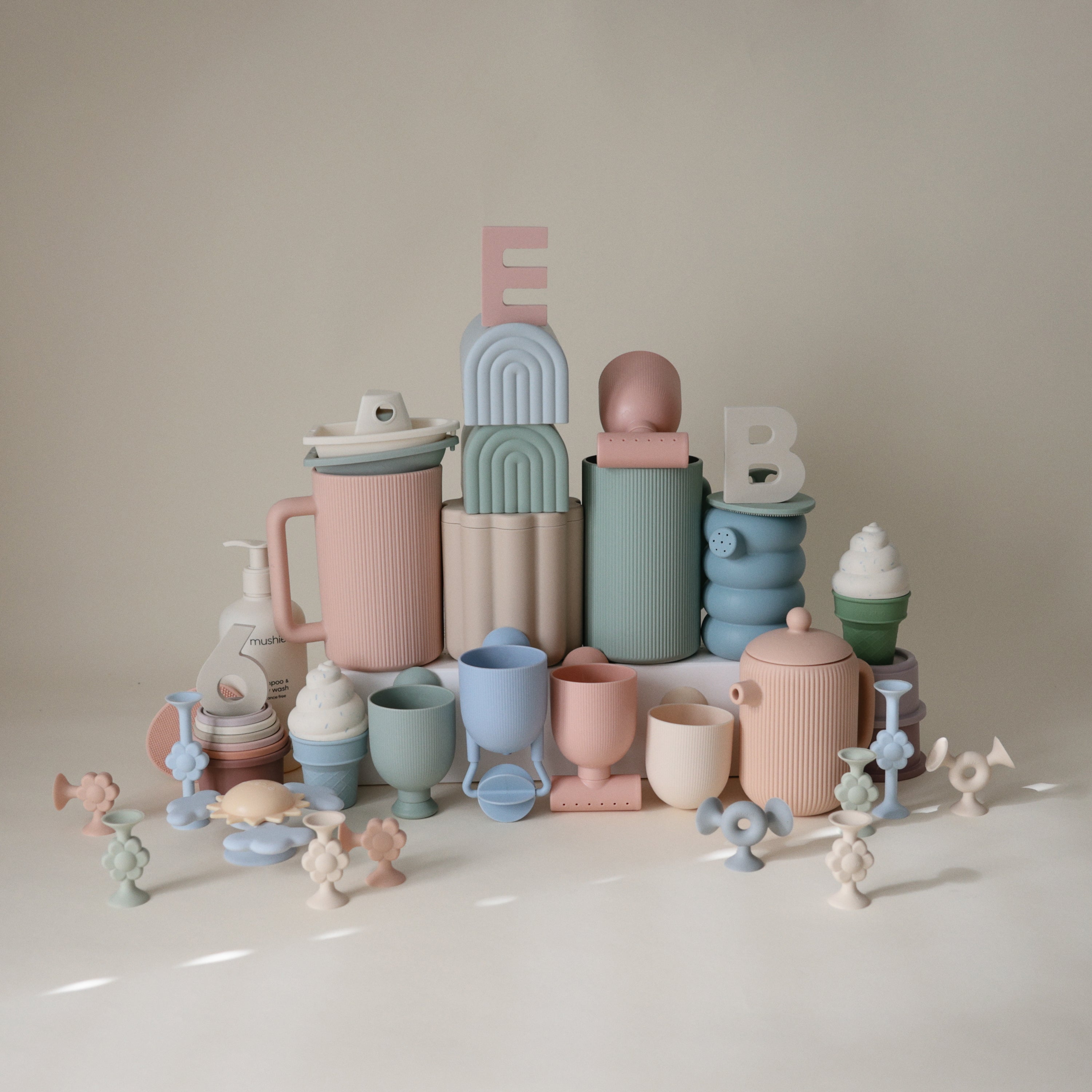 Set de bain Pour and Play Mushie aux couleurs pastel