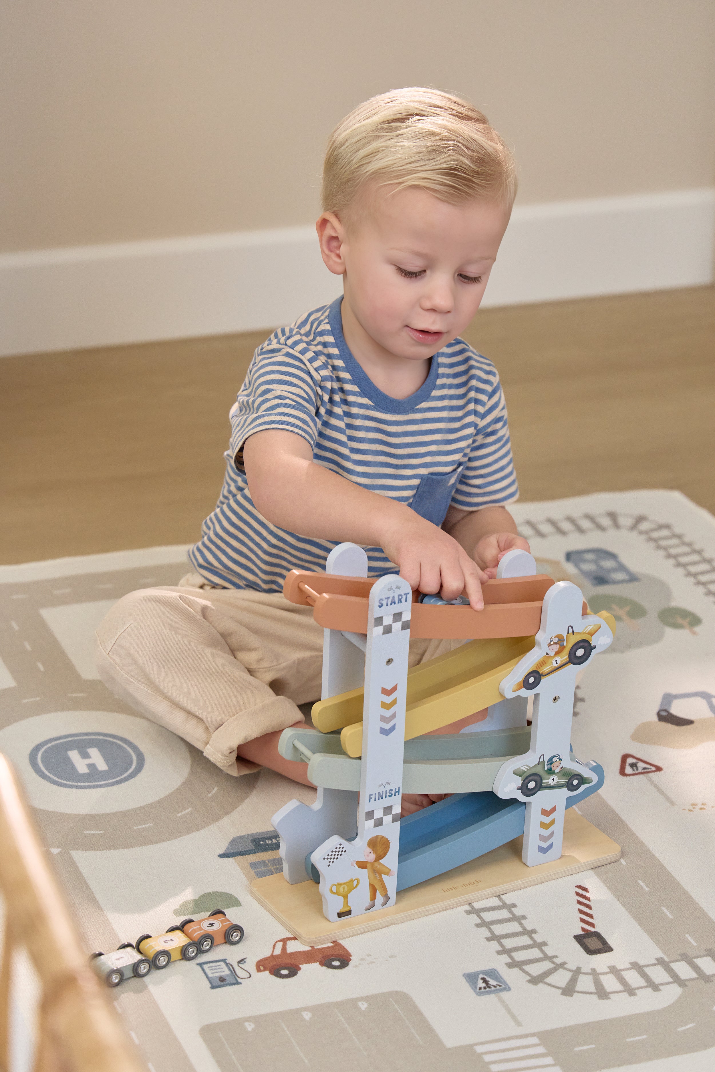 Circuit rampe en bois avec 4 voitures
