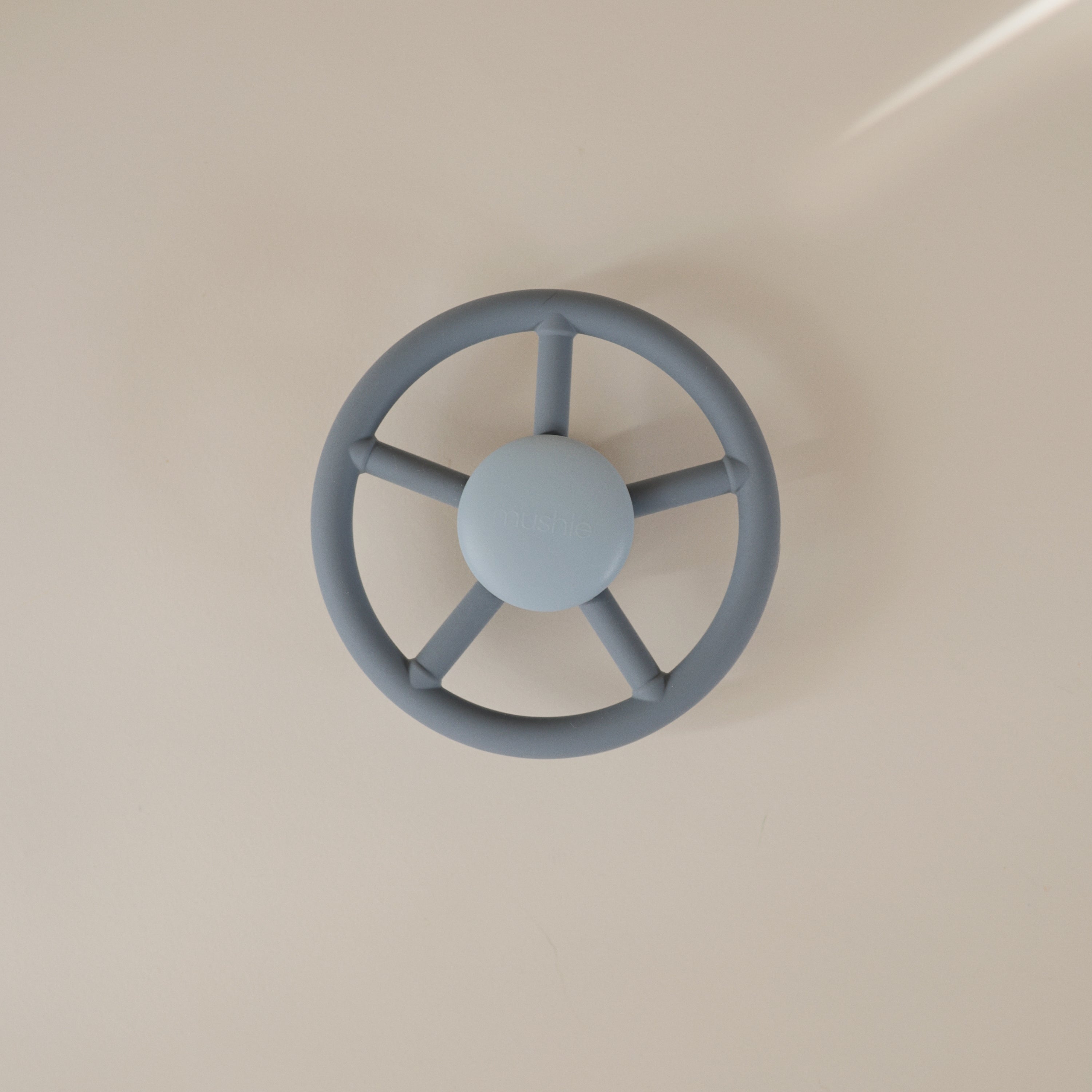 Toupie à ventouse Volant Mushie fixée au mur
