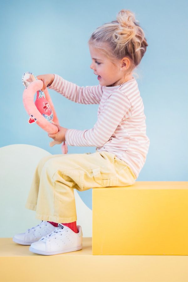 Enfant jouant avec le volant Stella au volant de Lilliputiens
