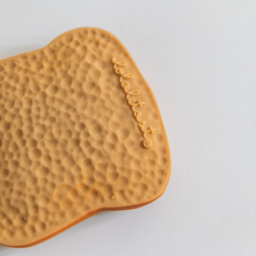 Anneau de dentition tartine au kiwi Lolaletost en situation lifestyle