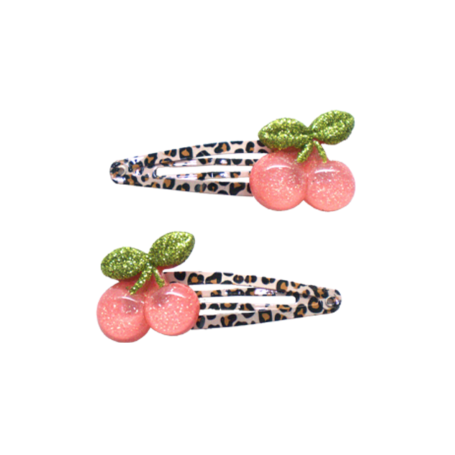 Duo de barrettes Cherries Yuko B. sur sa carte de présentation