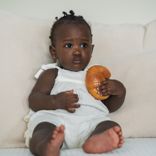 Anneau de dentition Sam le Croissant Lolaletost en situation lifestyle