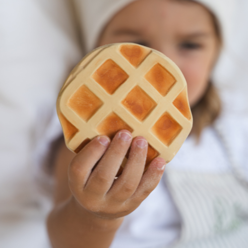 Anneau de dentition Rafa le Waffle Lolaletost en situation lifestyle