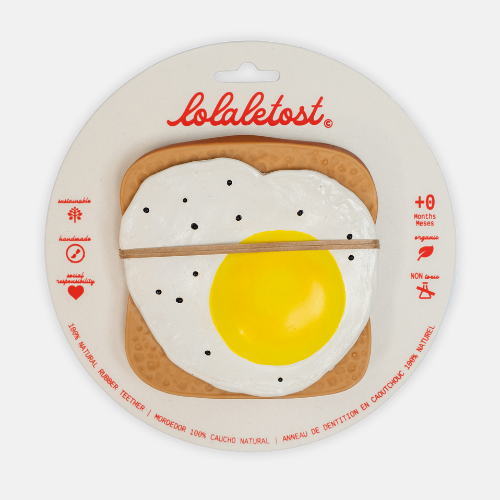 Bébé jouant avec l'anneau de dentition tartine à l'œuf au plat Lolaletost