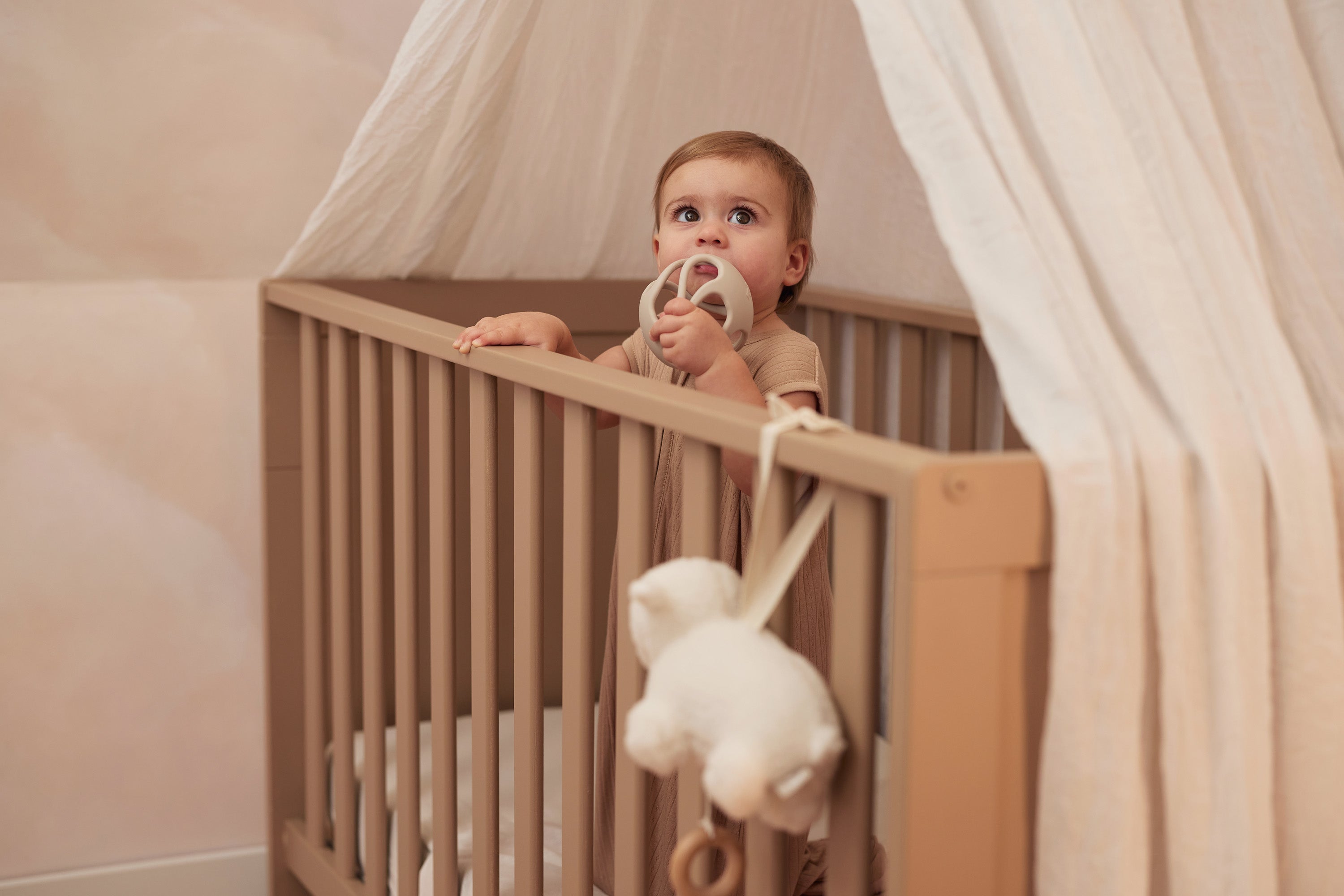 Balle de dentition en silicone nougat Jollein avec bébé