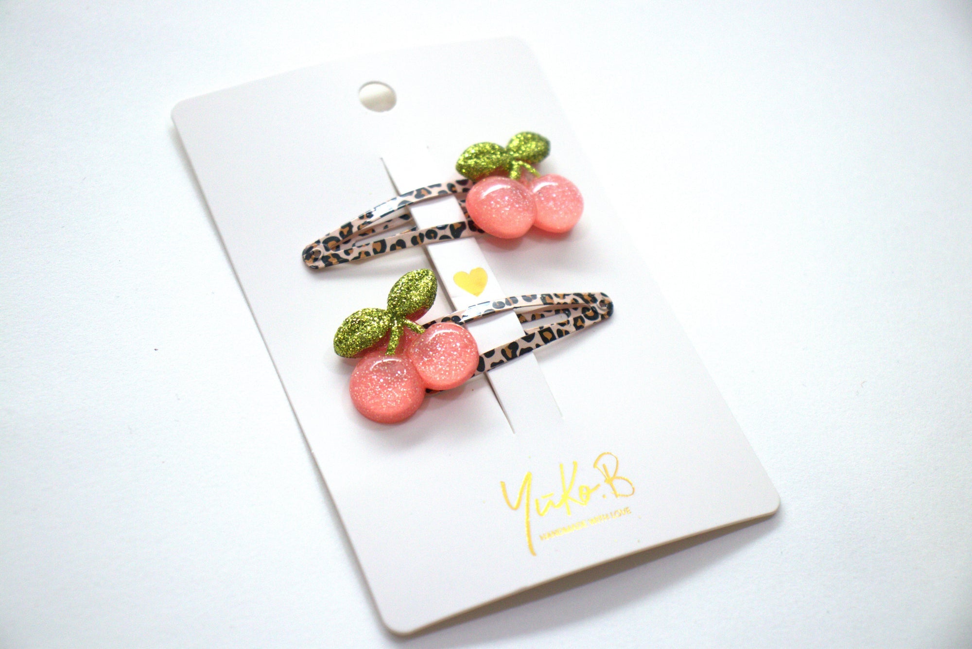 Barrettes cerises Yuko B. présentées ouvertes