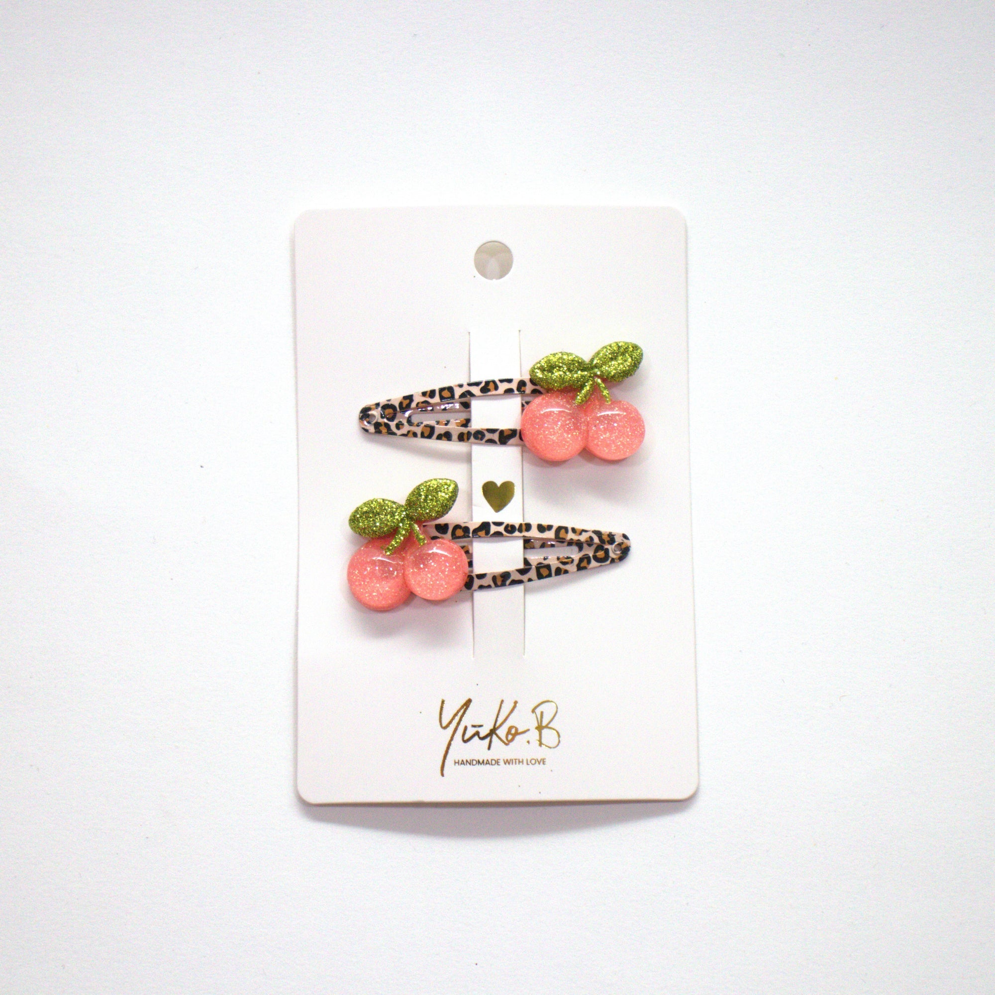 Barrettes Cherries Yuko B. portées par une enfant