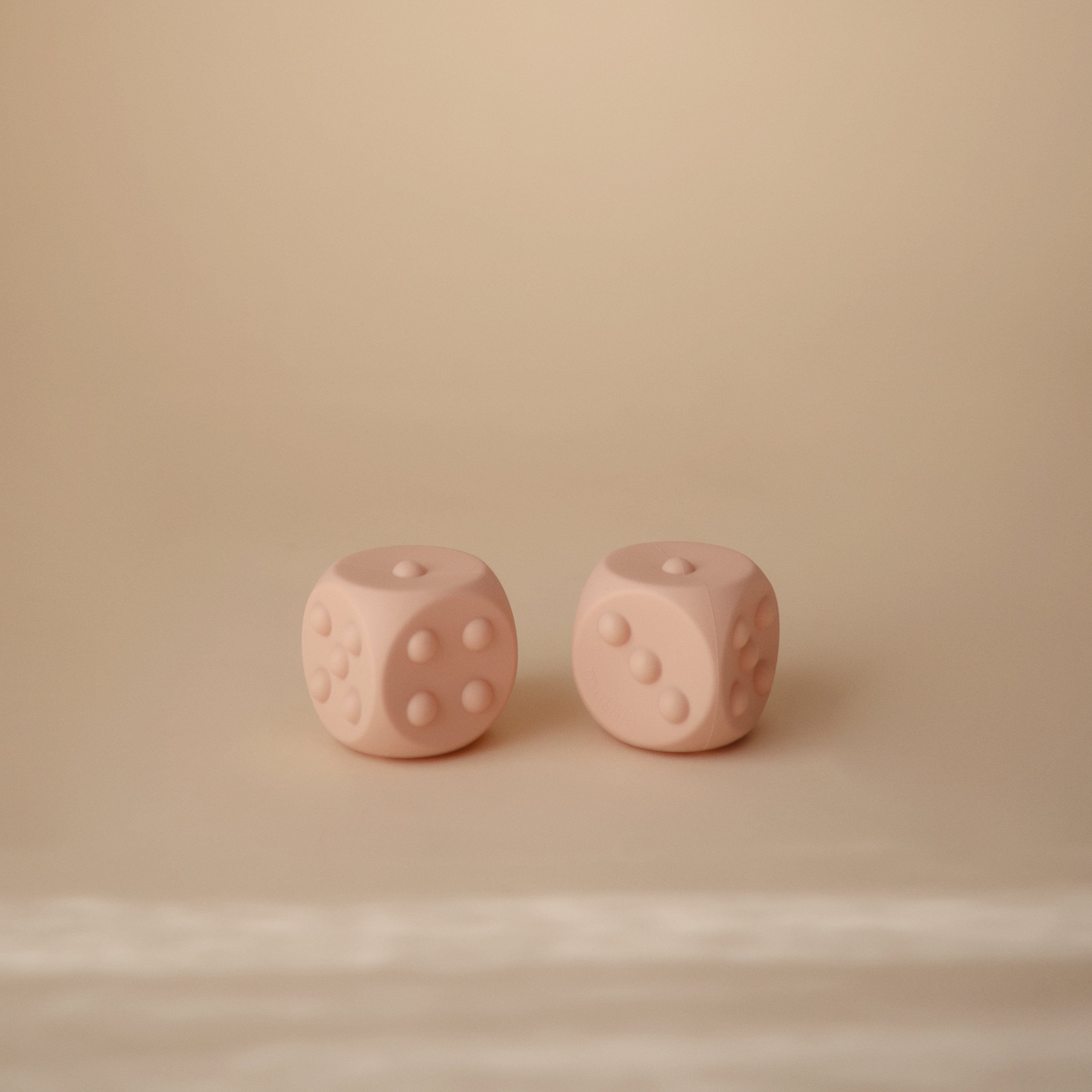 Dés à presser Mushie coloris rose poudré