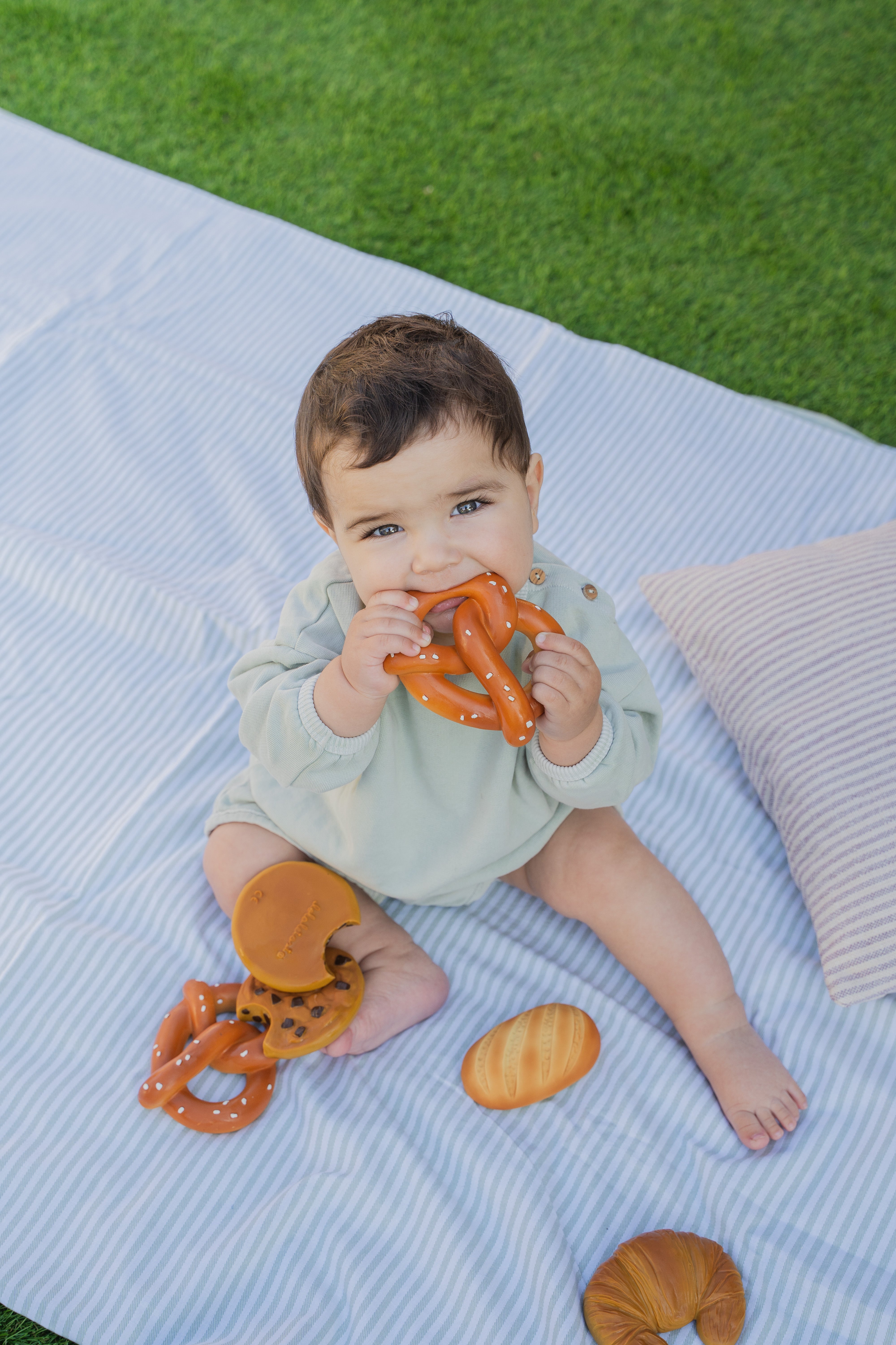 Photo lifestyle de l'anneau de dentition pretzel Pepe Lolaletost