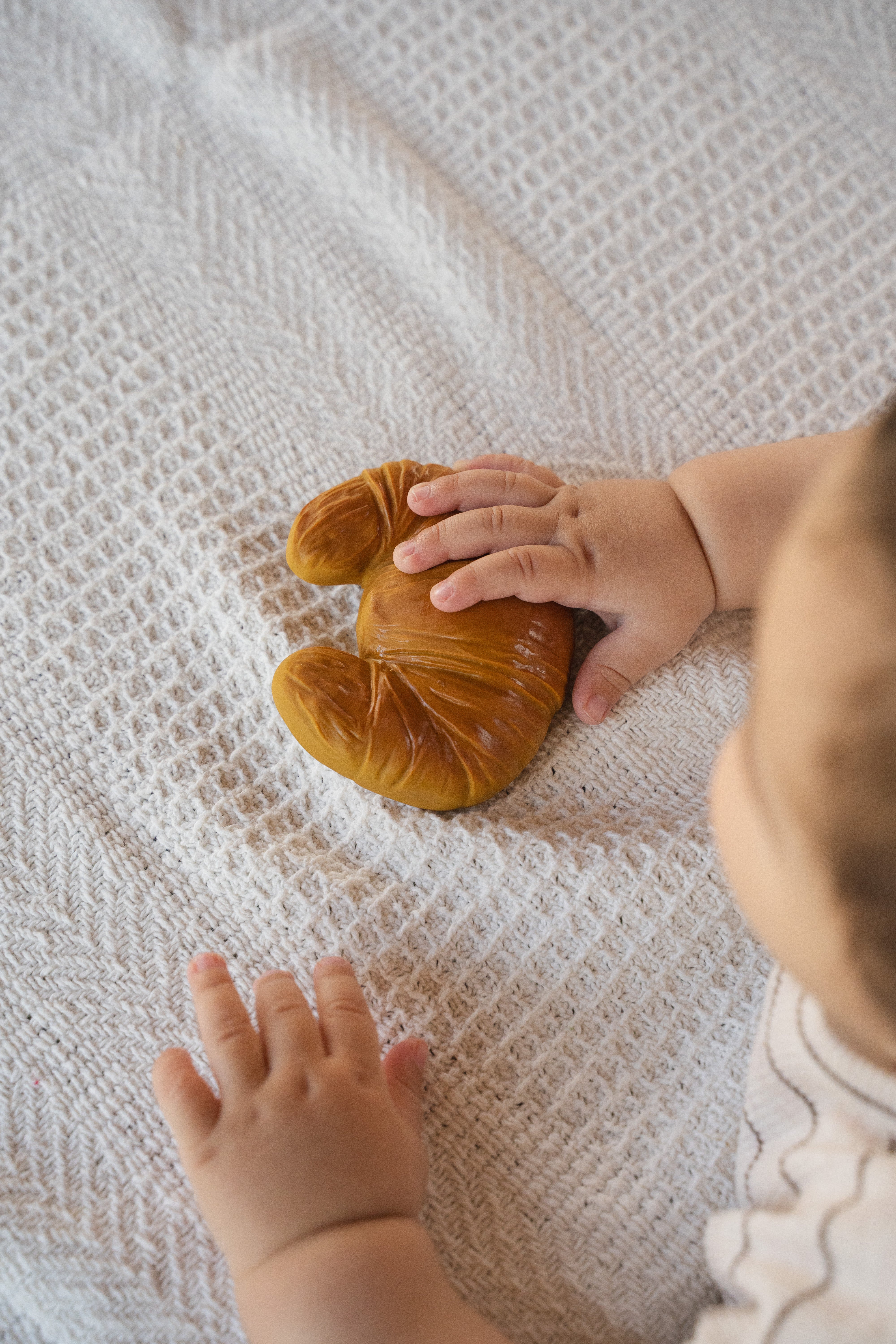 Photo lifestyle de l'anneau de dentition croissant Sam Lolaletost