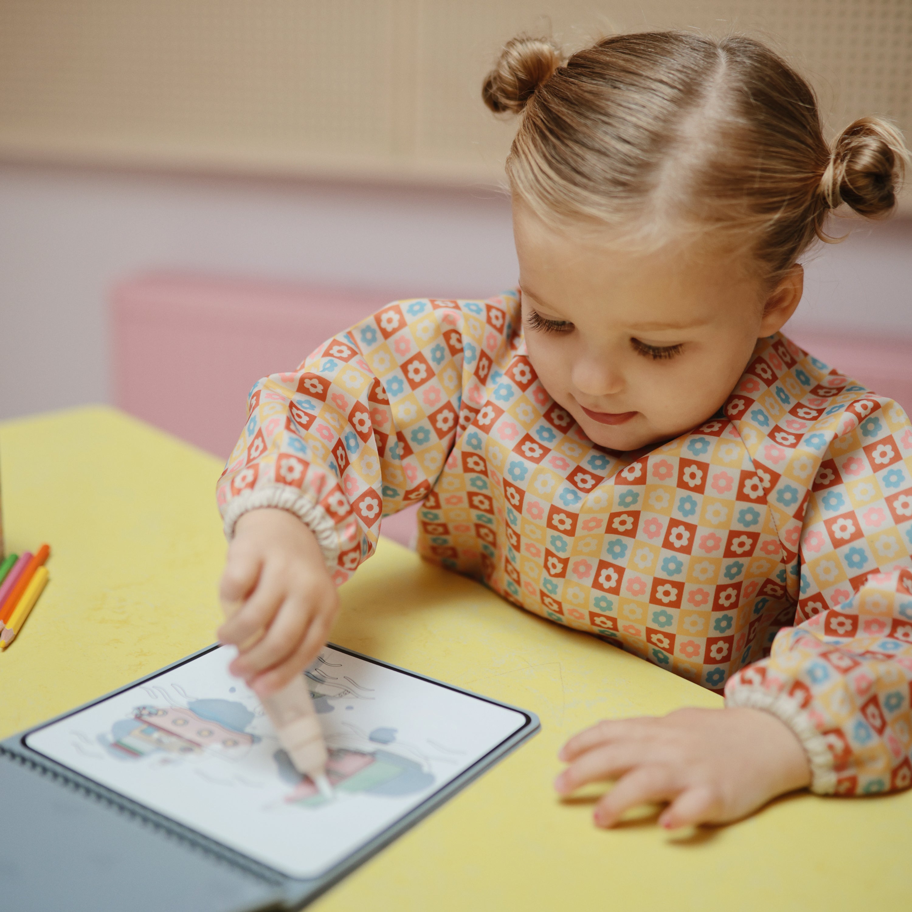 Petite fille coloriant avec le bloc d'aquarelle réutilisable Mushie