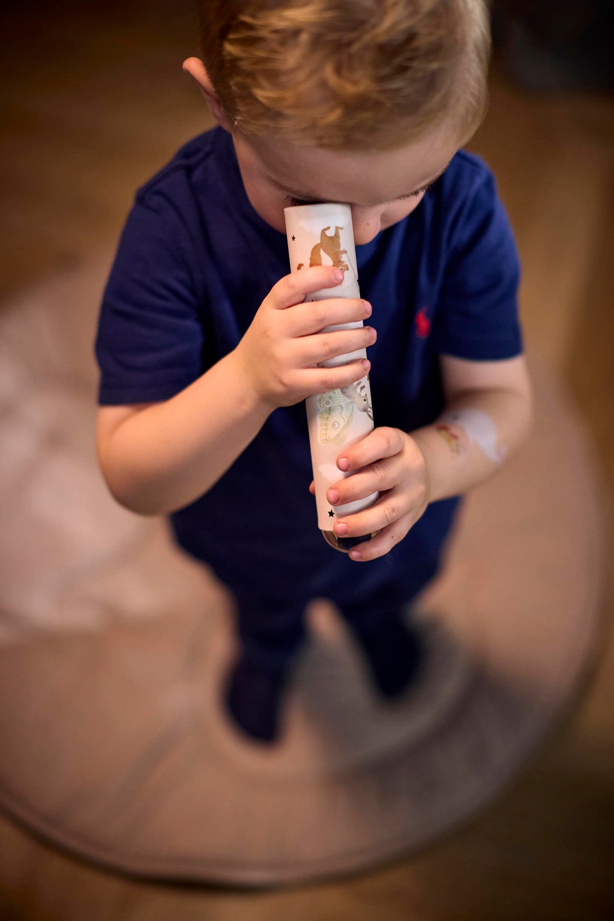 Enfant regardant dans le kaléidoscope Star Catchers