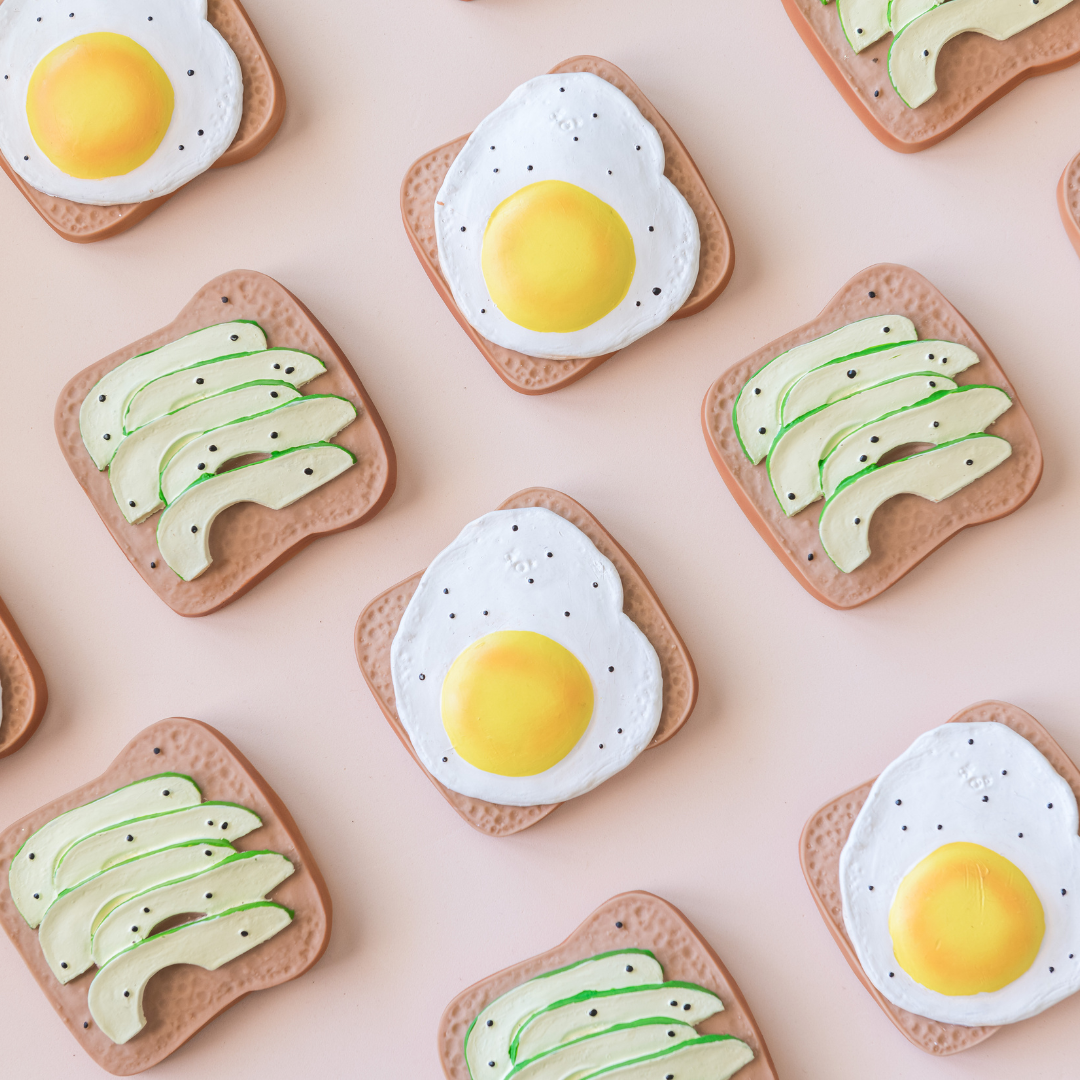 Anneau de dentition tartine à l'avocat Lolaletost en situation lifestyle