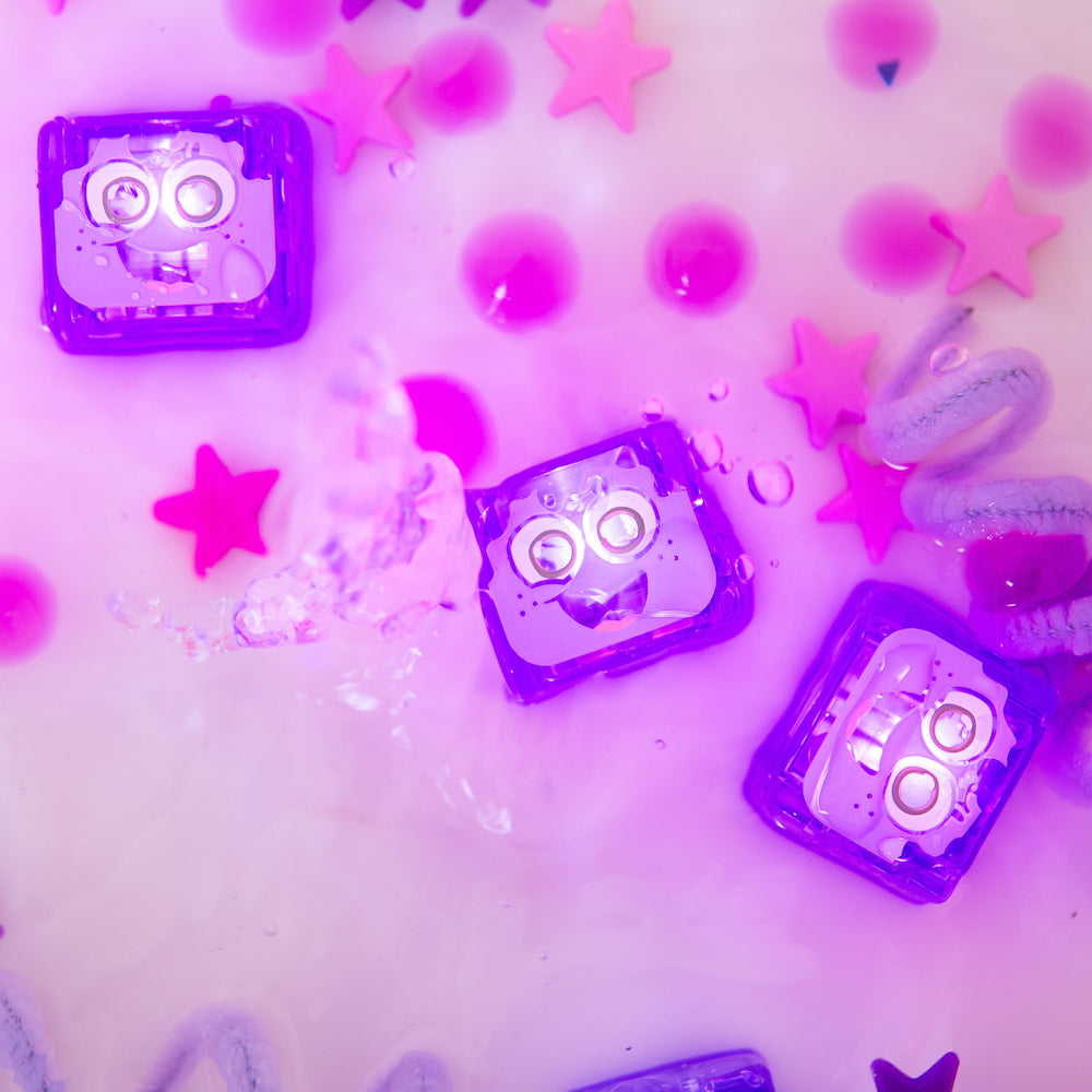 Cubes Glo Pals Lila illuminés en violet dans l'eau