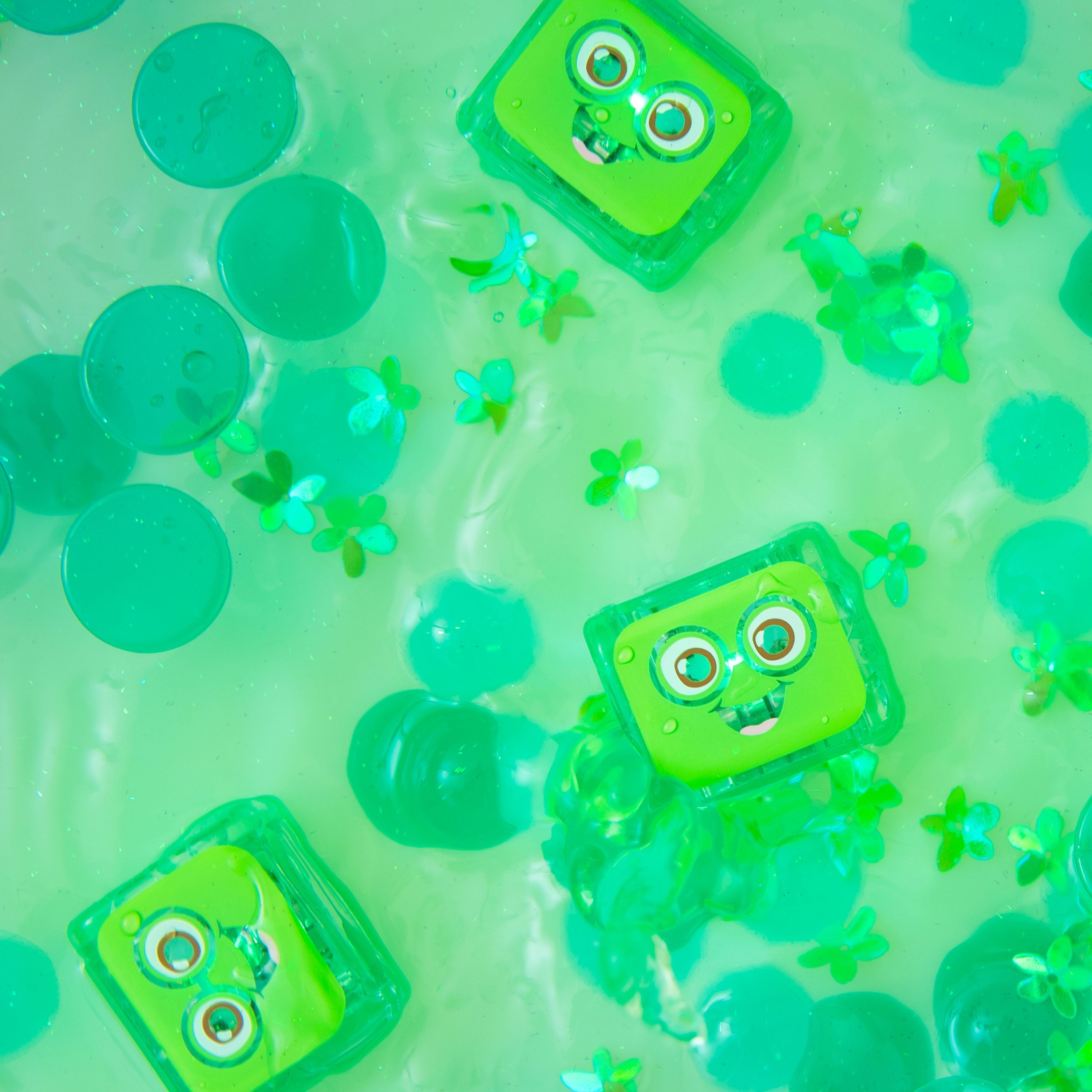 Cubes Glo Pals Pippa illuminés en vert dans l'eau