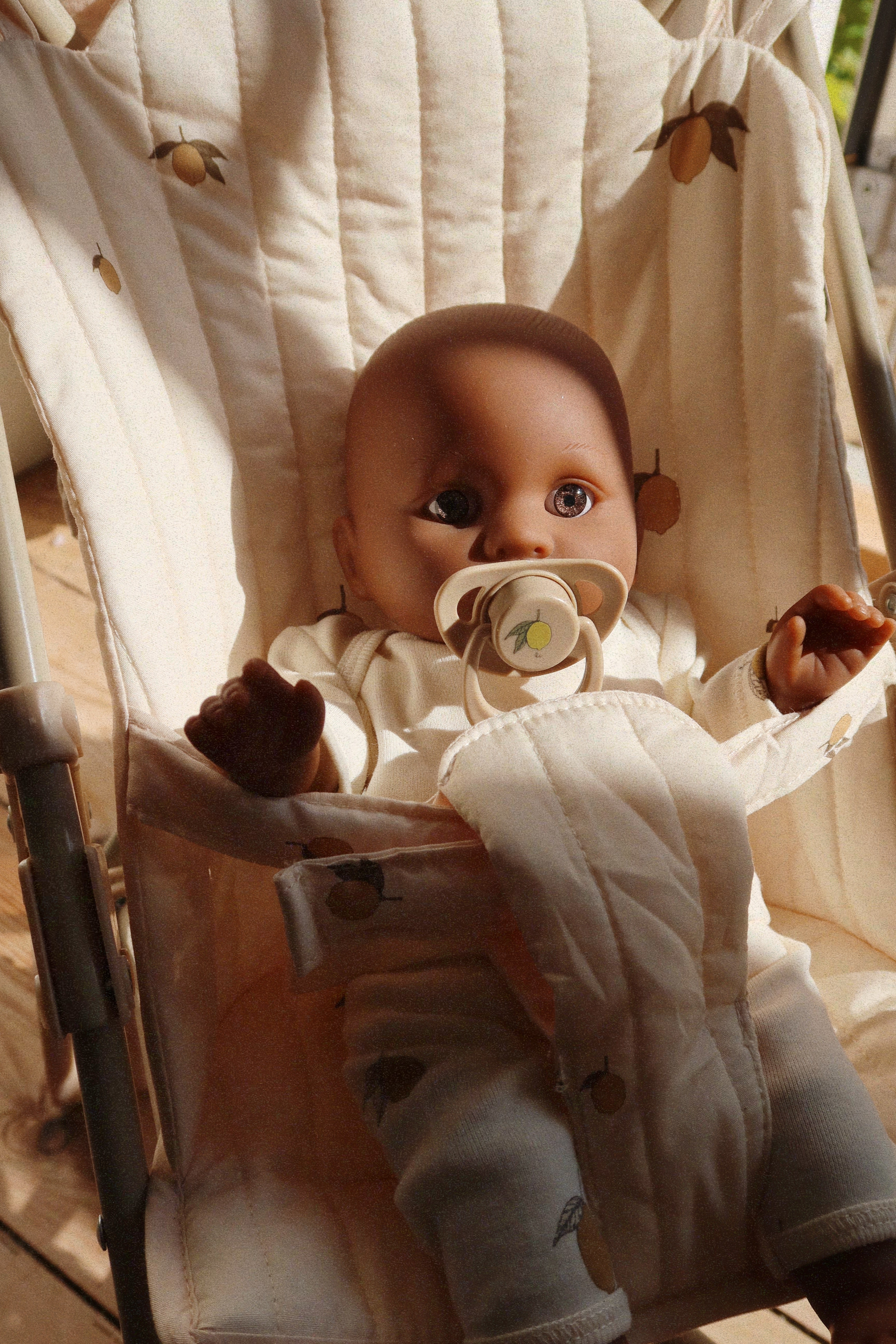 Enfant jouant avec la poussette pour poupée Lemon