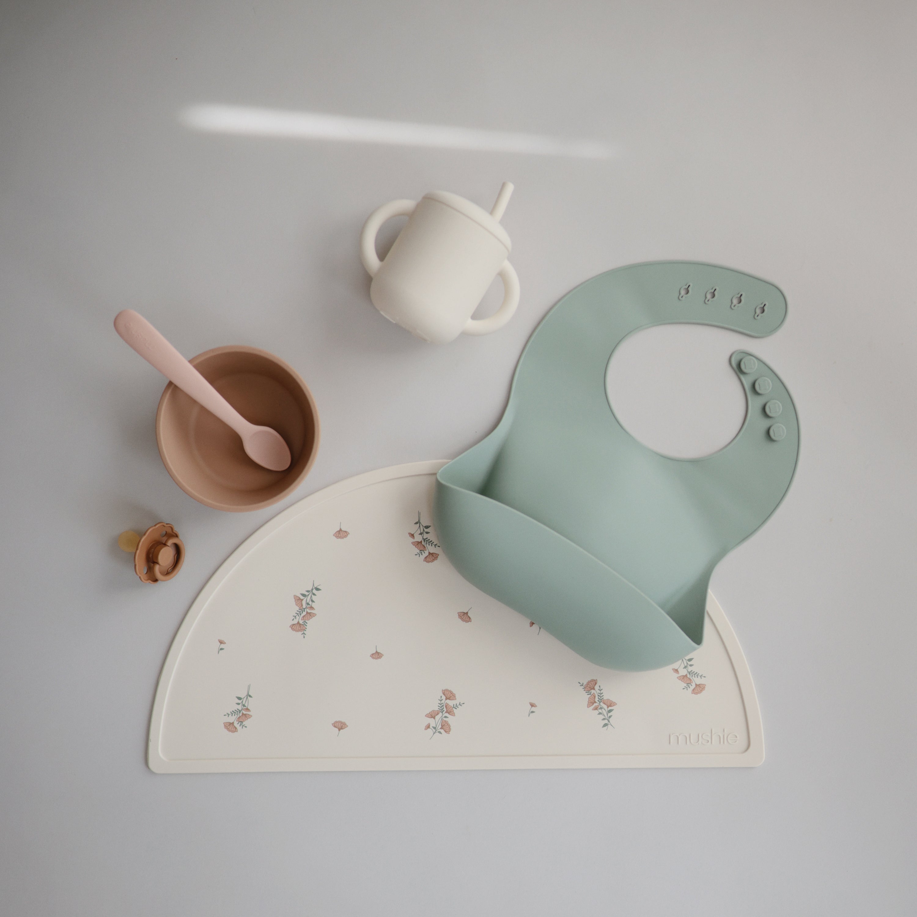 Set de table Lilac Flowers Mushie et accessoires repas