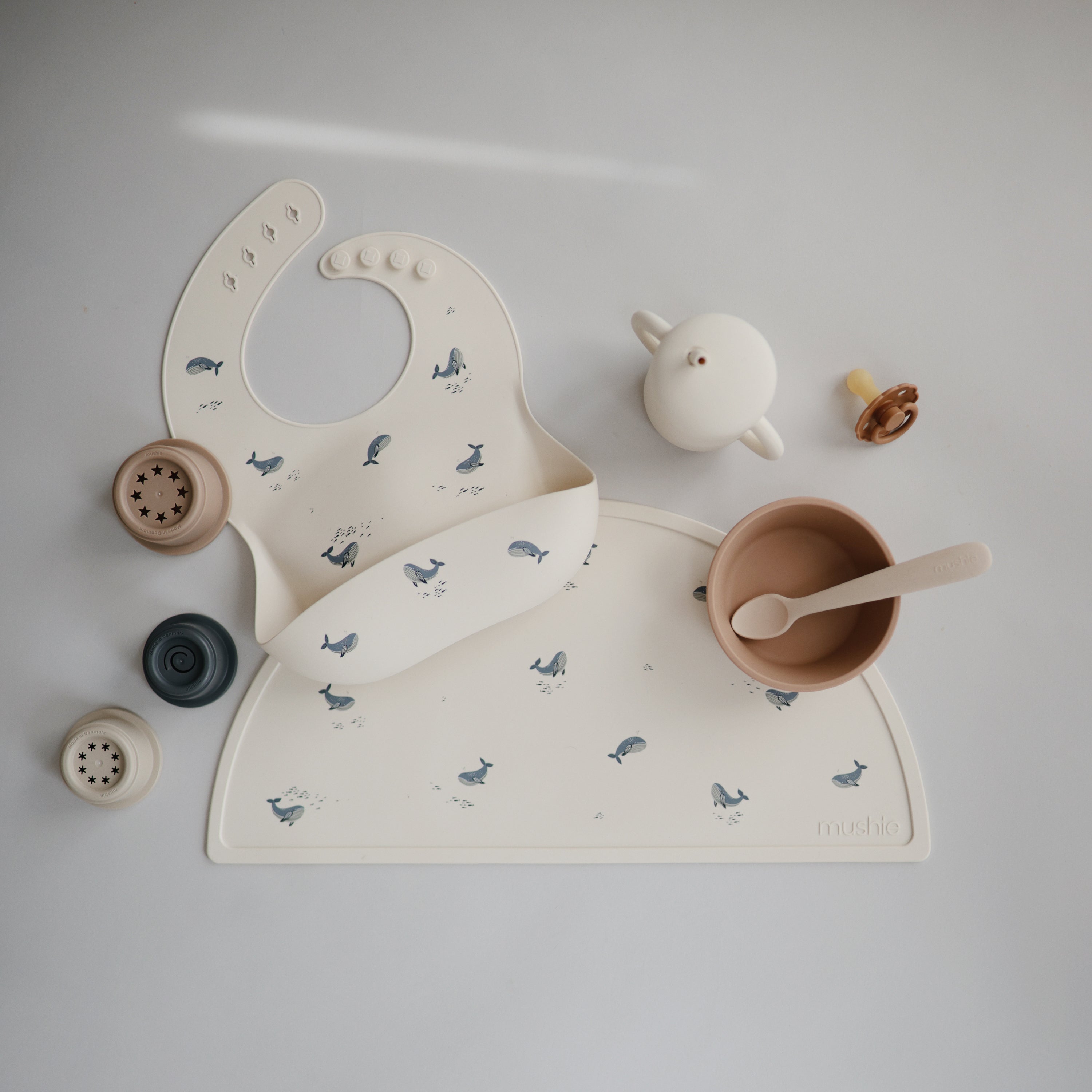 Set de table Whales Mushie et accessoires repas assortis