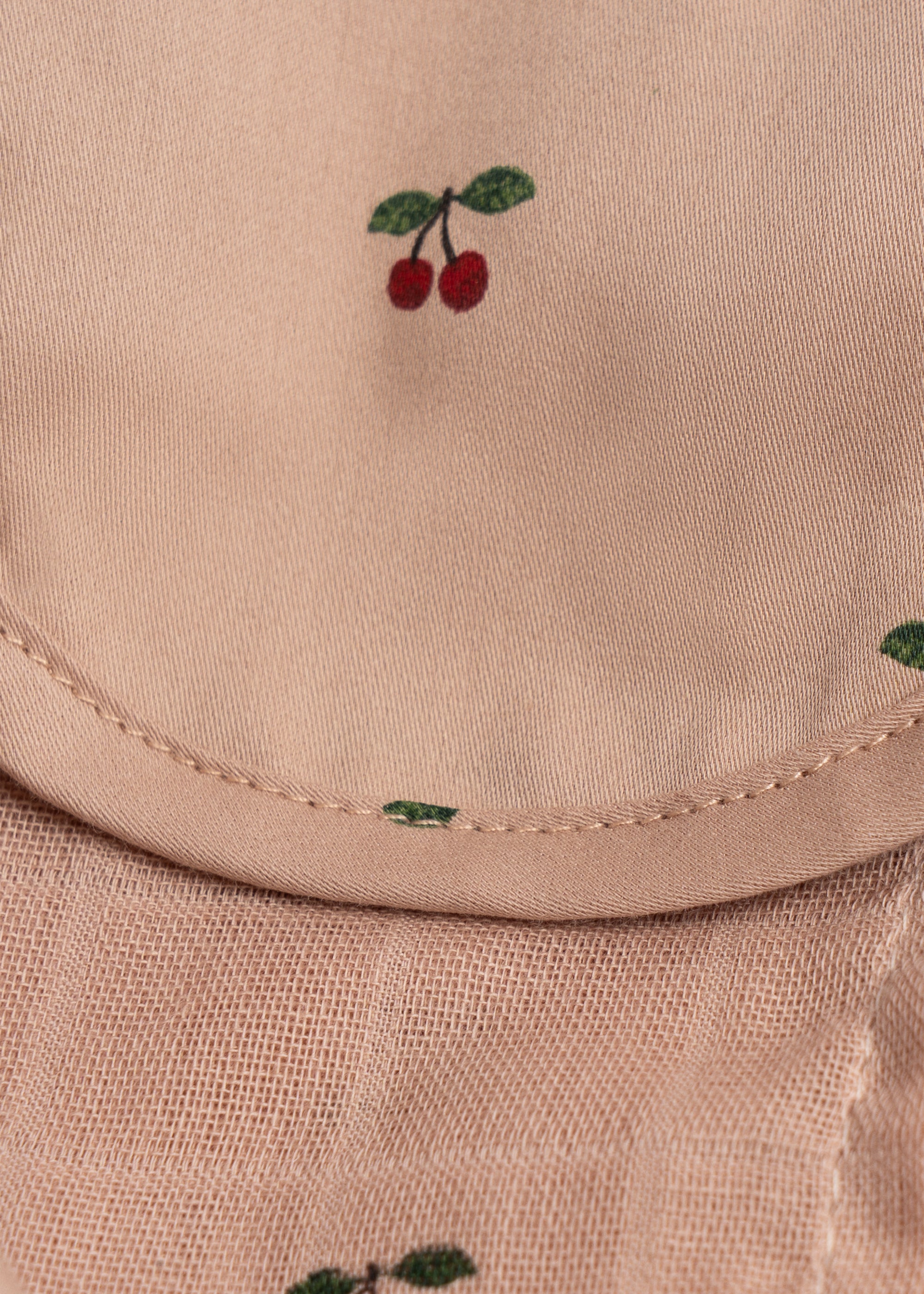 Lange en mousseline pour poupée imprimé cerise