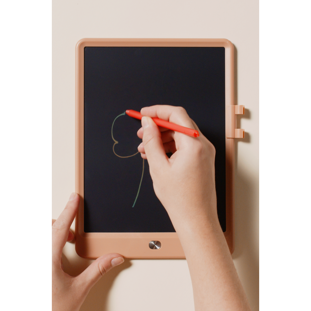 Enfant dessinant sur la tablette magique Zora Liewood