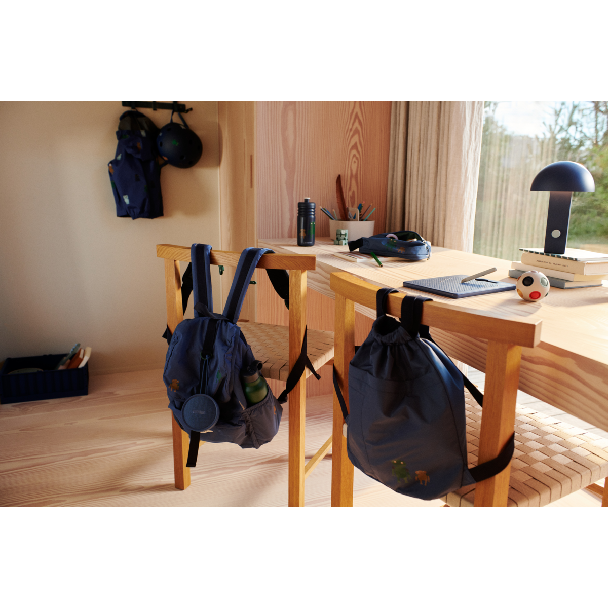 Enfant jouant avec le tableau magnétique Annelise Liewood
