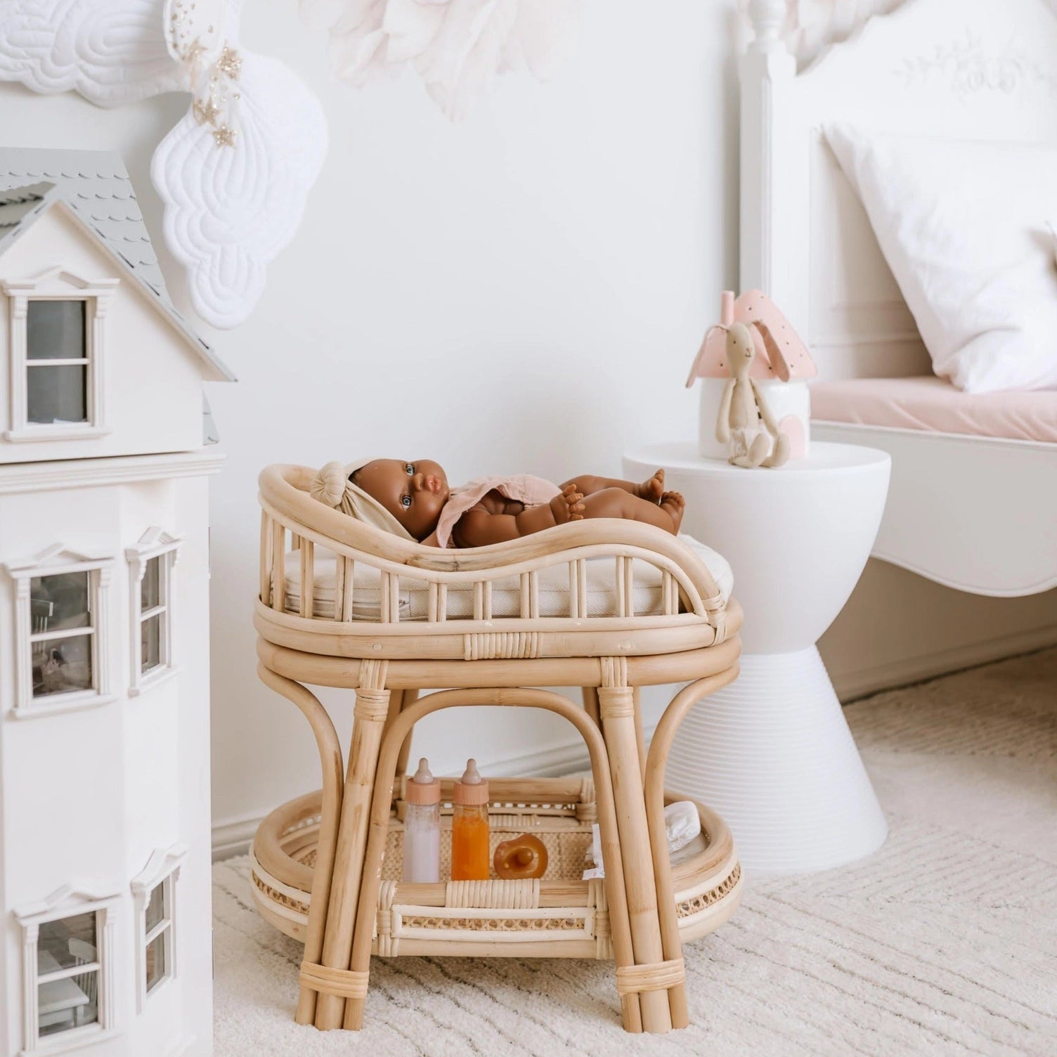 Enfant nourrissant sa poupée avec le biberon magique Tiny Harlow
