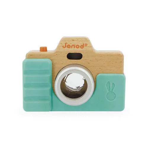 Enfant jouant avec l'appareil photo en bois Janod