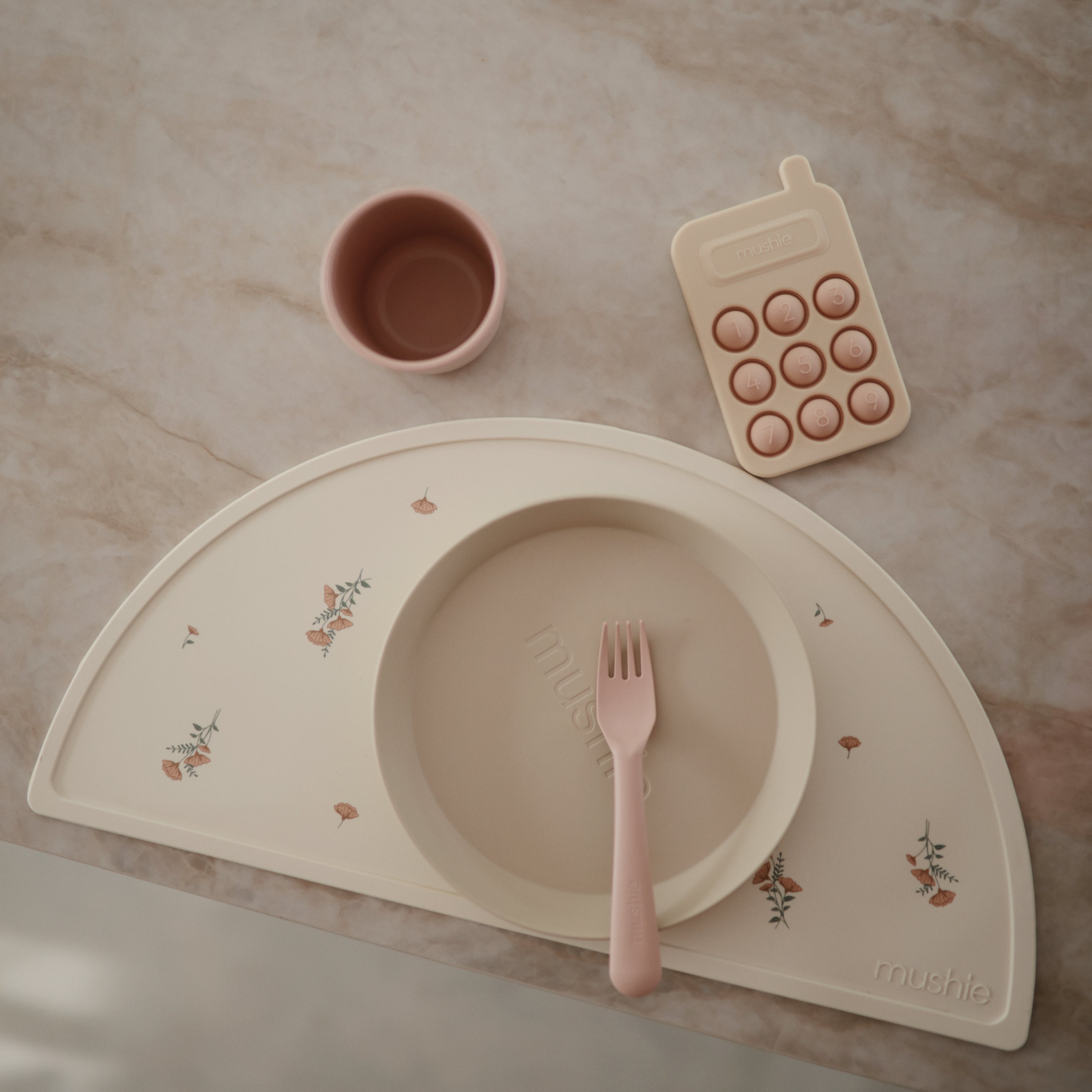 Set de table fleuri Mushie avec vaisselle assortie